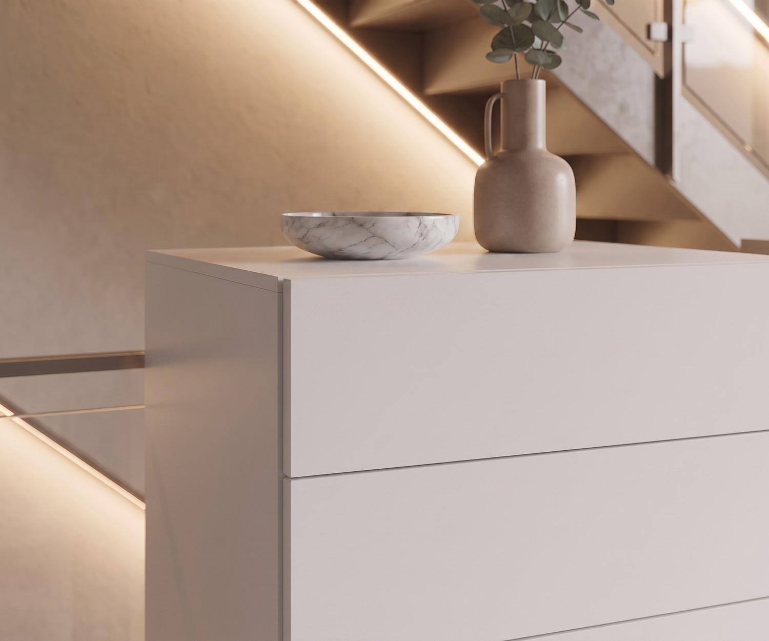 Witte hoge ladekast Easy met 6 lades Novamobili Easy hoge ladekast in de hal. Moderne witte ladenkast met 6 laden zonder grepen naast een trap.