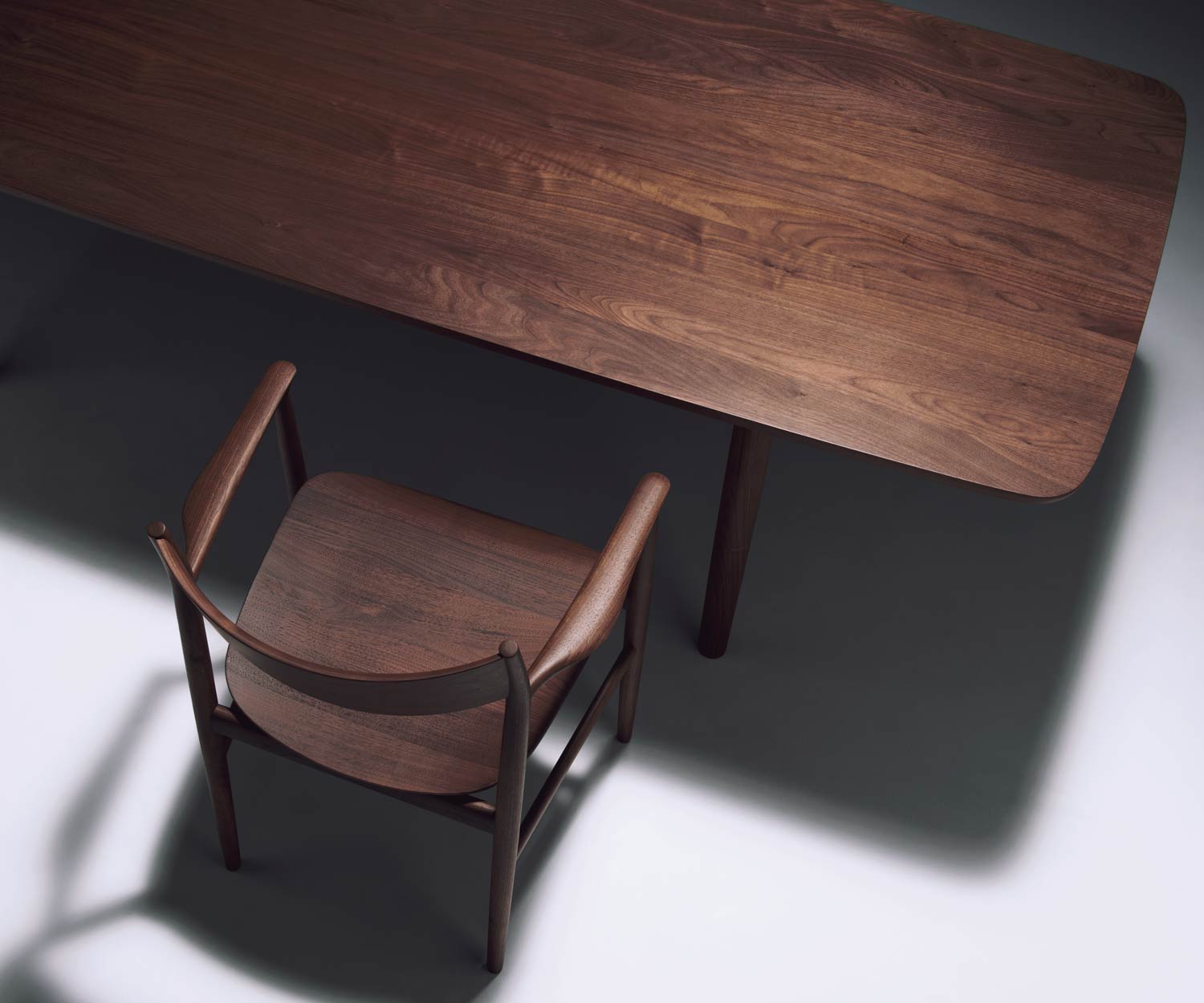 Conde House Kamuy design fauteuil Frame en zitting in massief notenhout Conde House Kamuy design fauteuil Frame en zitting in massief notenhout