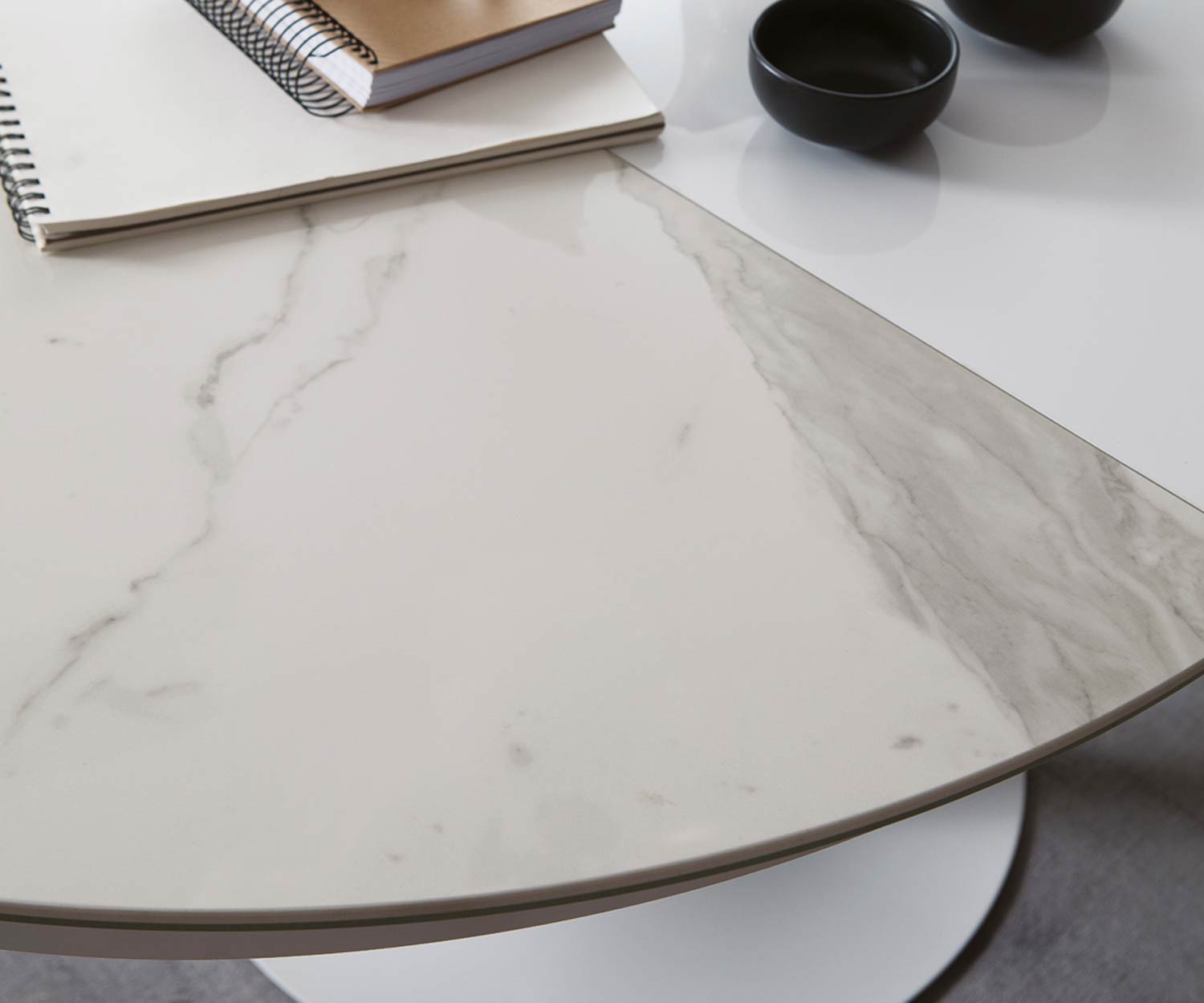 Design eettafel Eclipse van Ozzio Marmer glas Calacatta in detail het tafelblad Design eettafel Eclipse van Ozzio Marmer glas Calacatta in detail het tafelblad