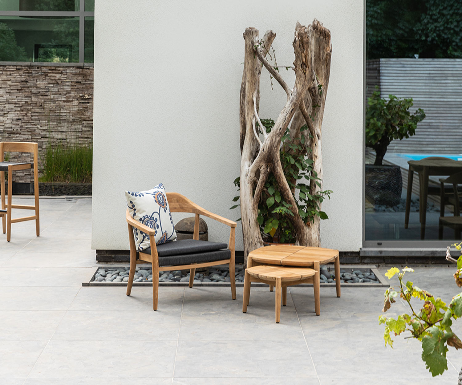 Vierkante Oasiq Copenhagen buitentafel met stoel en boom op terras Vierkante Oasiq Copenhagen buitentafel met stoel en boom op terras