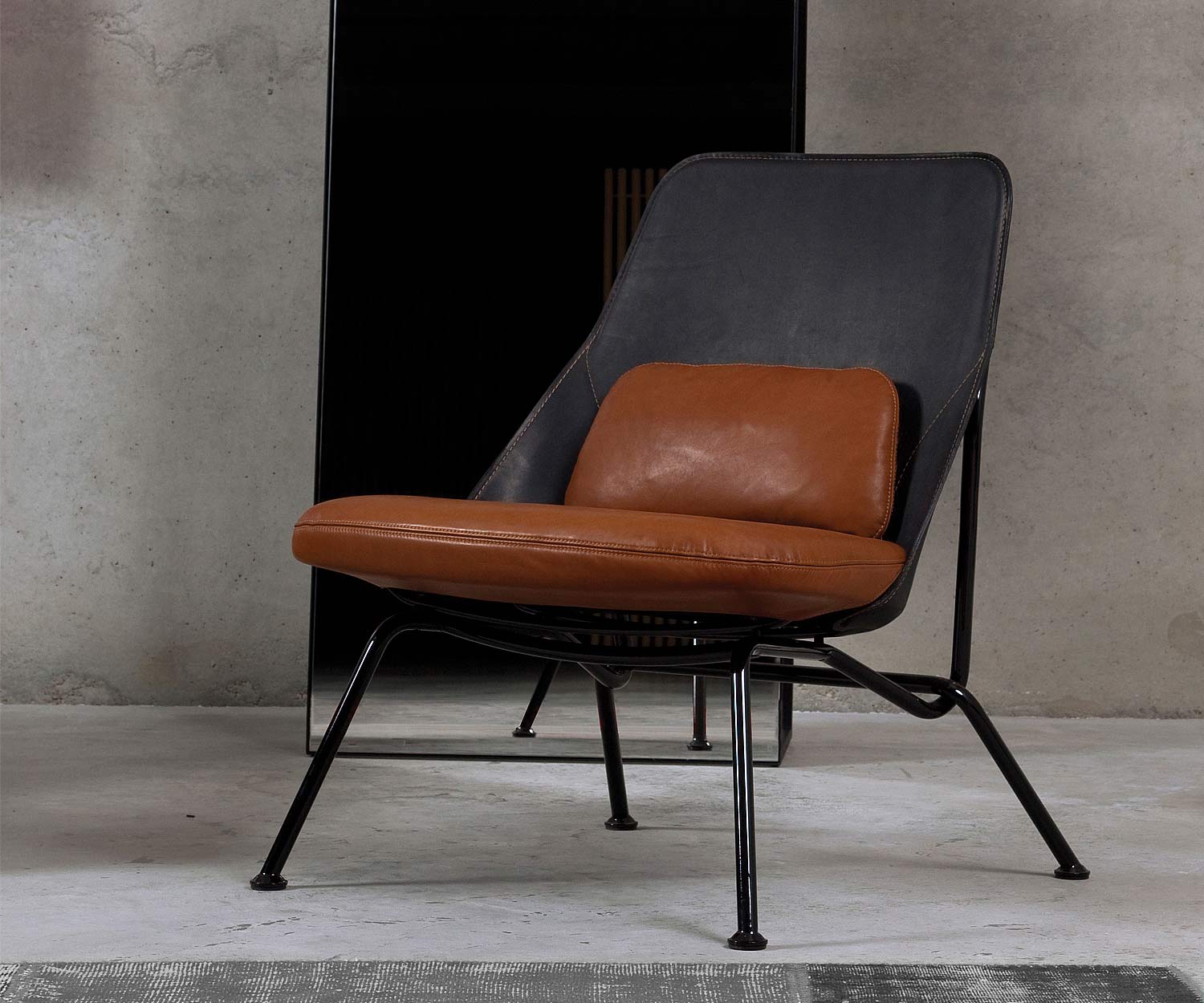 Prostoria Strain design fauteuil met zitting in cognac leer Prostoria Strain design fauteuil met zitting in cognac leer