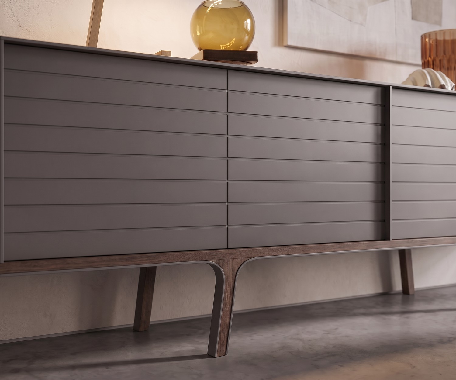 al2 Mobius 002 dressoir voor de woonkamer met matgrijze geribbelde fronten en houten poten.