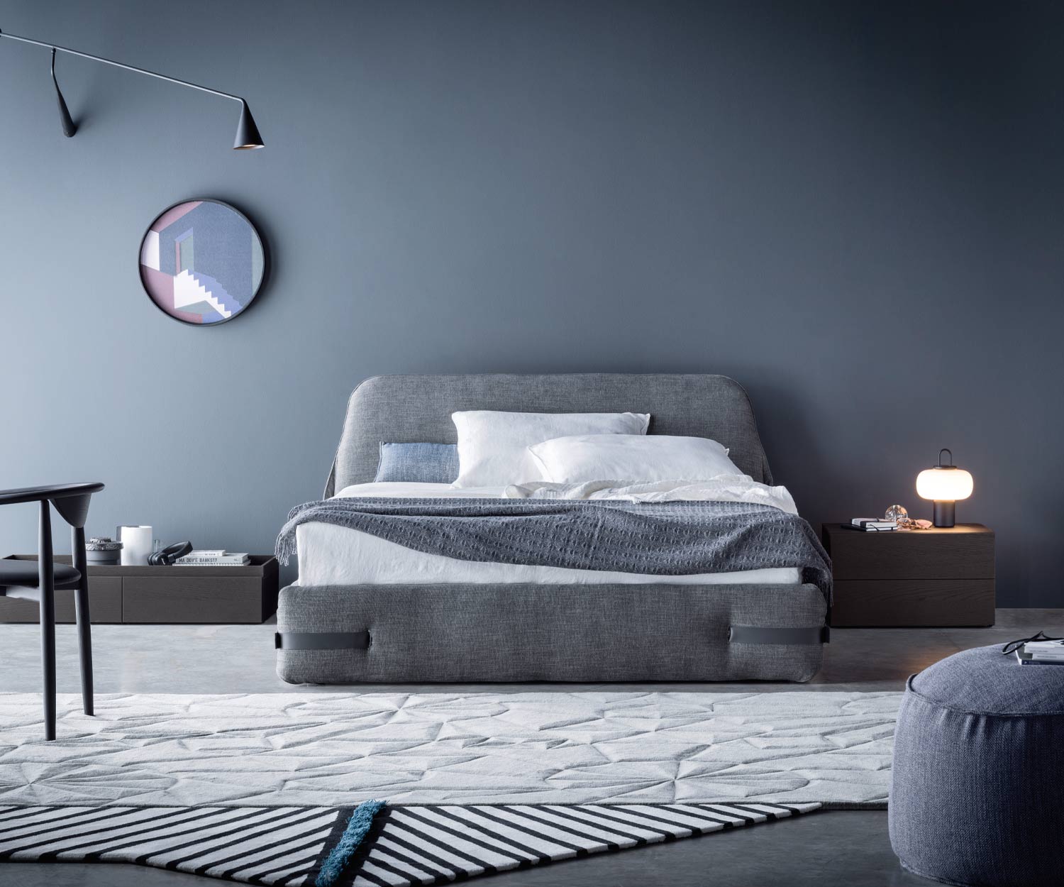 Slaapkamer gestoffeerd bed Tape van Novamobili met lichtgrijze stoffen bekleding Slaapkamer gestoffeerd bed Tape van Novamobili met lichtgrijze stoffen bekleding