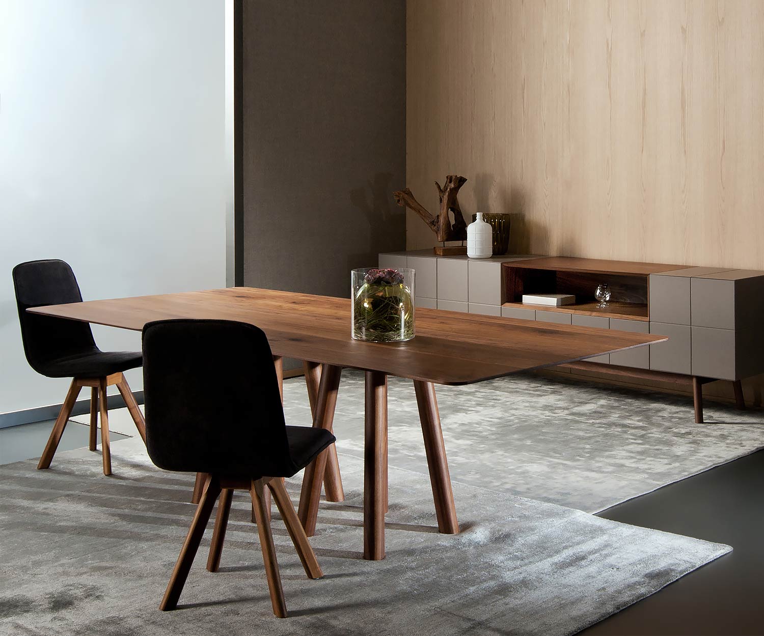 Exclusieve design eettafel in massief notenhout Panorama met twee stoelen Exclusieve design eettafel in massief notenhout Panorama met twee stoelen