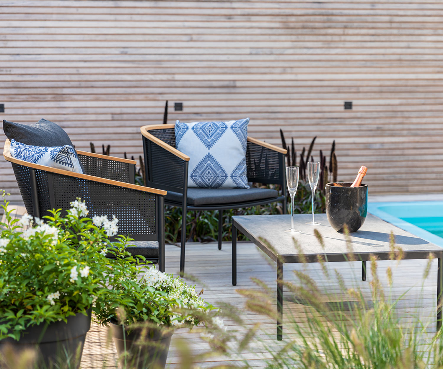 Lounge tuinstoel Riad van Oasiq met bijzettafel op het terras bij het zwembad Lounge tuinstoel Riad van Oasiq met bijzettafel op het terras bij het zwembad