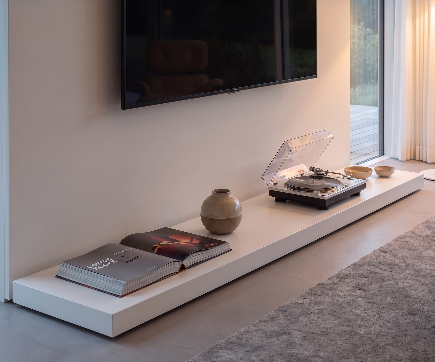 Livitalia Easy TV-sokkel bank in mat wit Lage Livitalia Easy TV-sokkel bank in mat wit in een minimalistische, moderne woonkamer.