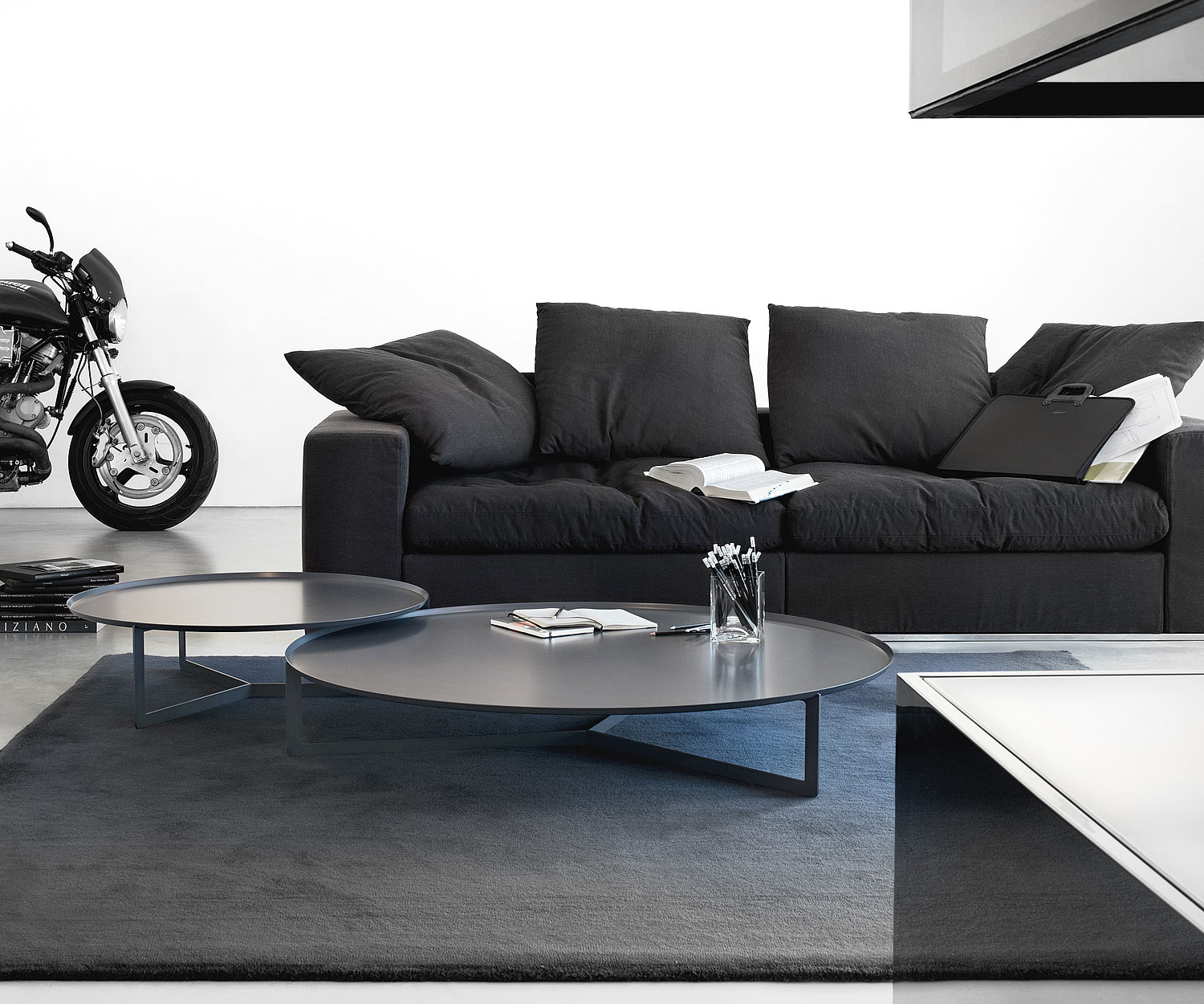MEME Design Ronde metalen salontafel MEME Design Ronde metalen salontafel