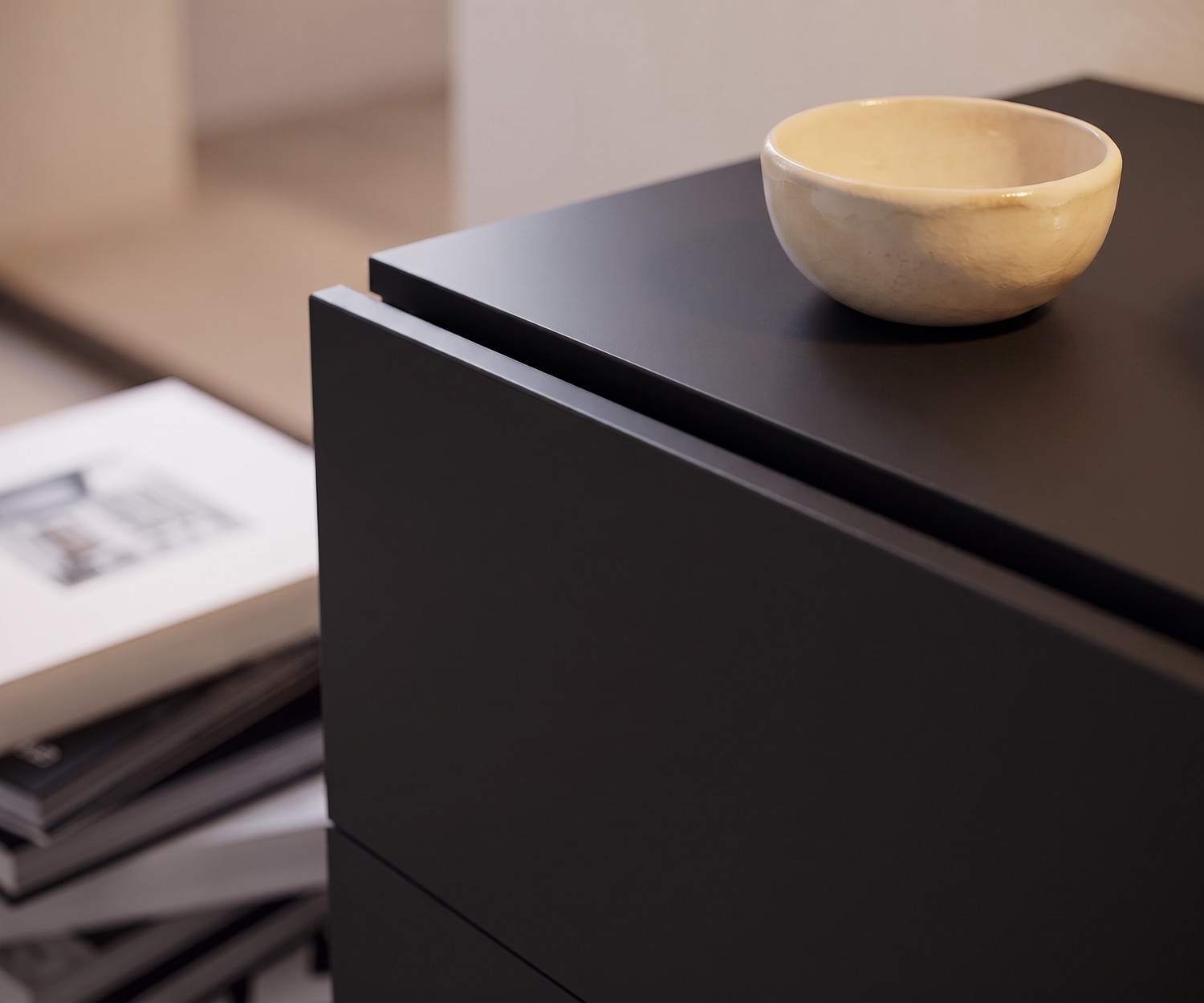 Novamobili Easy hangende ladenkast detail Hangende ladenkast voor de slaapkamer Novamobili Easy in mat antraciet, detailopname met modern decoratief schaaltje.