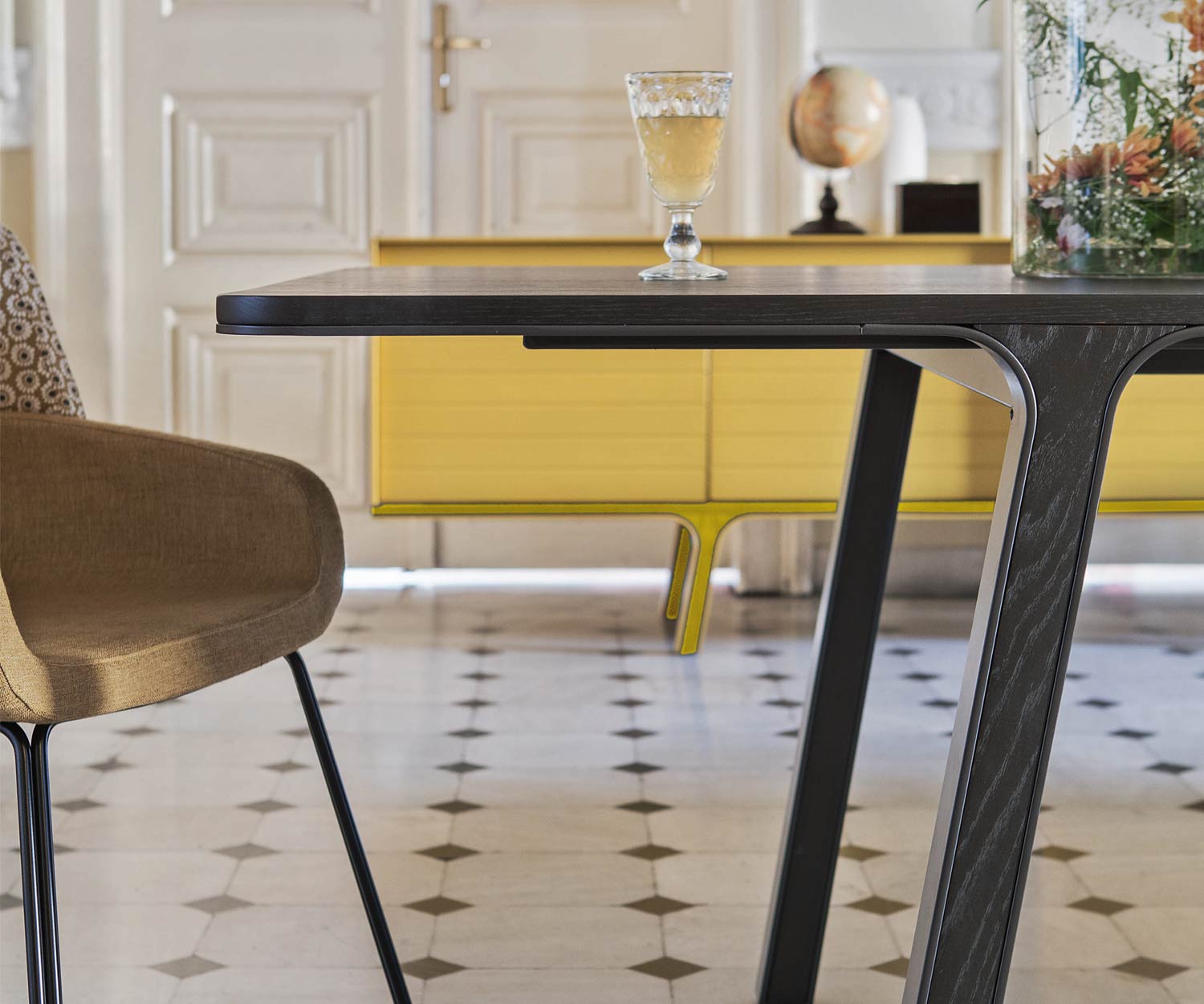 Design eettafel al2 mobius 001 Detail tafelblad met massief houten poten Design eettafel al2 mobius 001 Detail tafelblad met massief houten poten