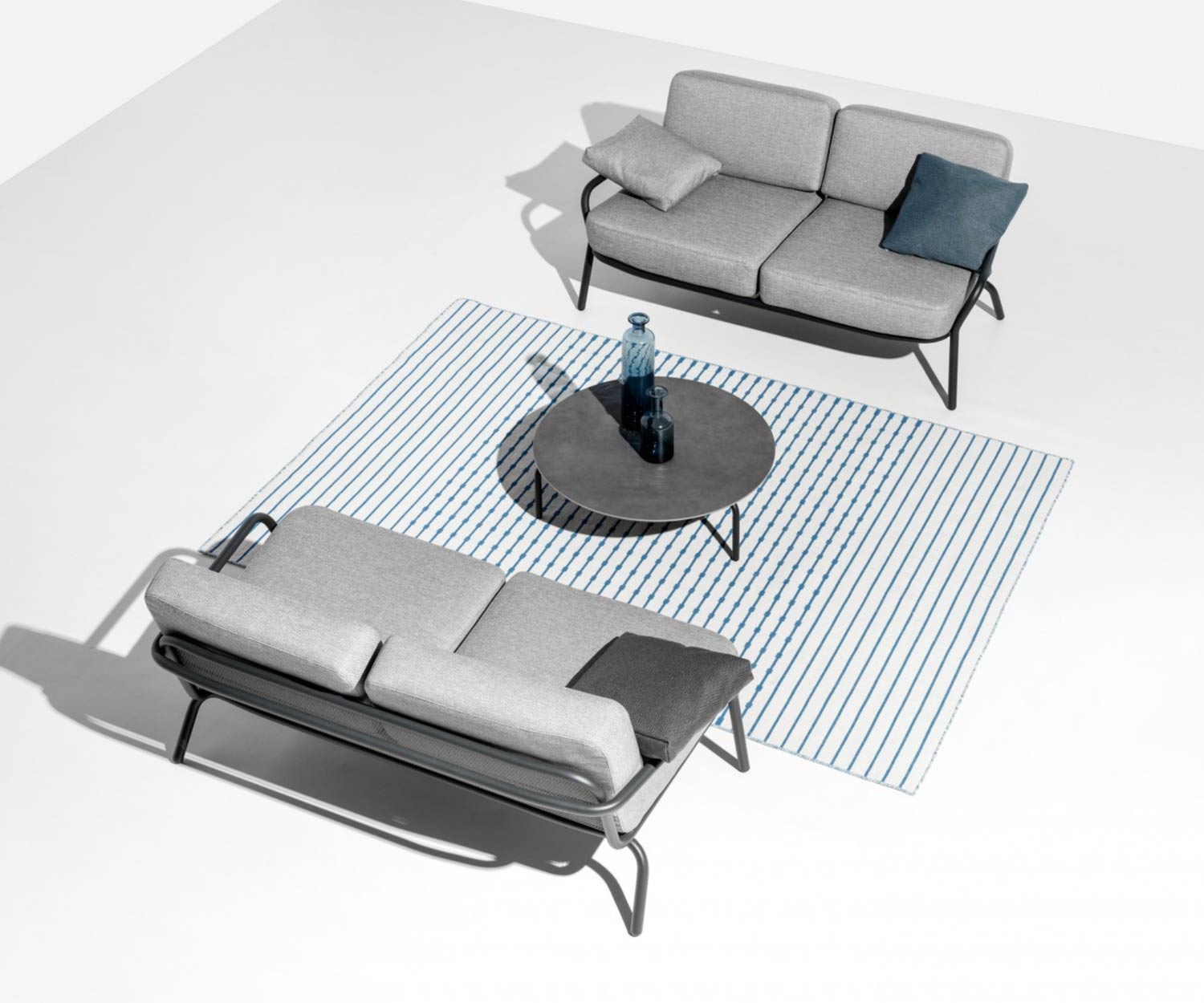Twee Todus Starling Design loungebanken tegenover elkaar met salontafel