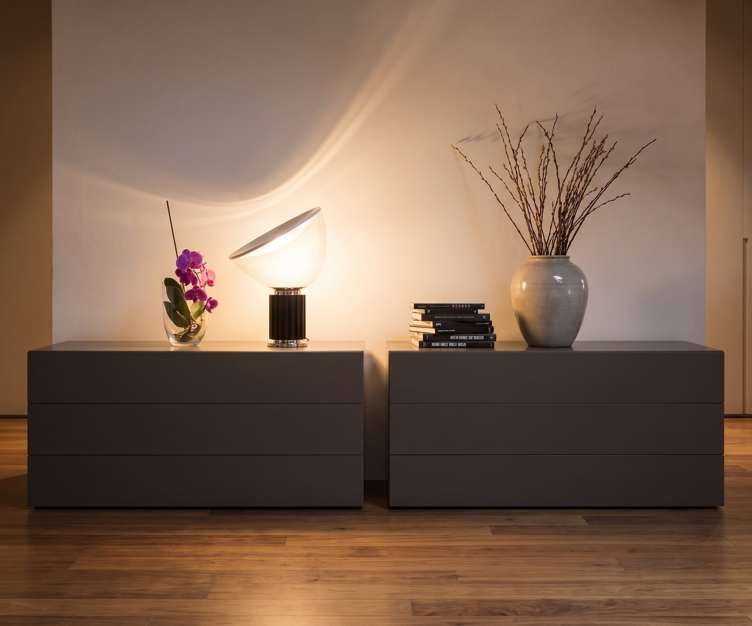 Novamobili Easy ladenkast met 3 laden in de slaapkamer, donkergrijs minimalistisch design dressoir op houten vloer.