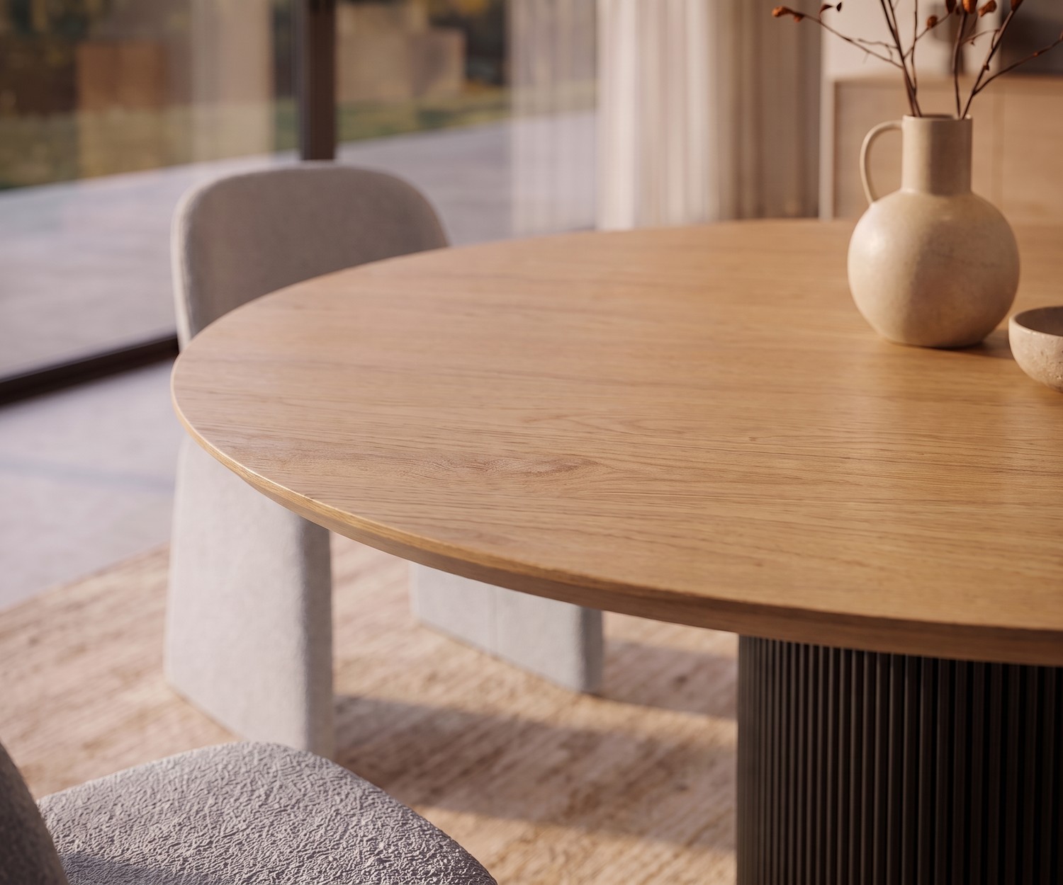 Ronde houten eettafel al2 dakry br 001 Ronde eettafel al2 dakry br 001 van hout in moderne eetkamer, met geribbelde zuilpoot en beklede eetkamerstoelen.