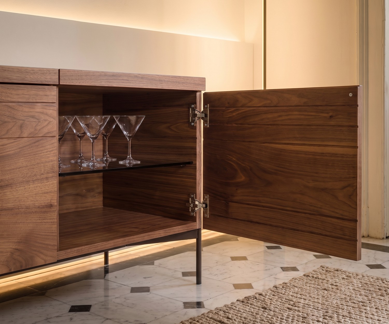al2 o-rizon 003 houten design dressoir al2 o-rizon 003 design dressoir van hout voor de woonkamer met veel opbergruimte, modern interieur met ronde wandspiegel.
