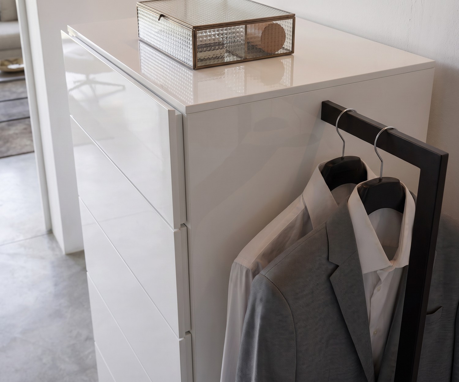 Novamobili Easy 6 hoge ladekast met kledingroede Hoge ladekast voor de slaapkamer: Novamobili Easy 6 in wit hoogglans met geïntegreerde kledingroede en kledinghanger.