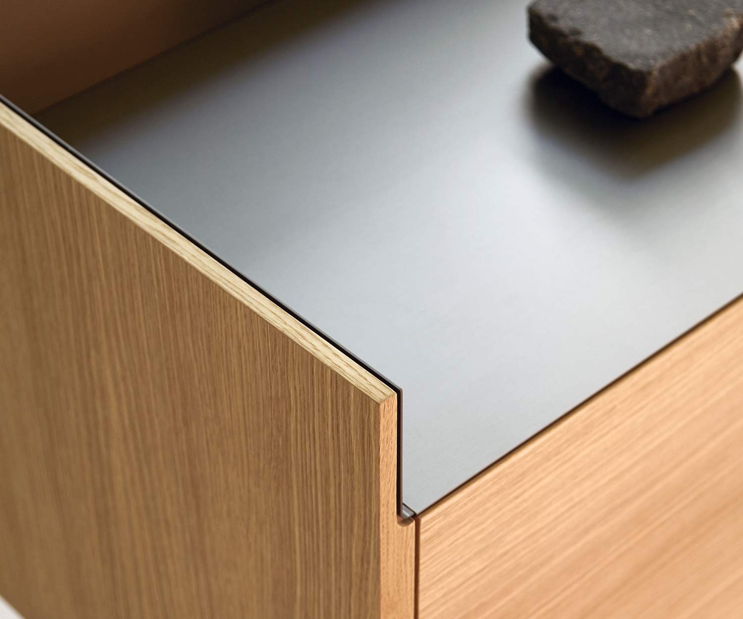 Design dressoir detail hoekafdekplaat met geanodiseerd aluminium