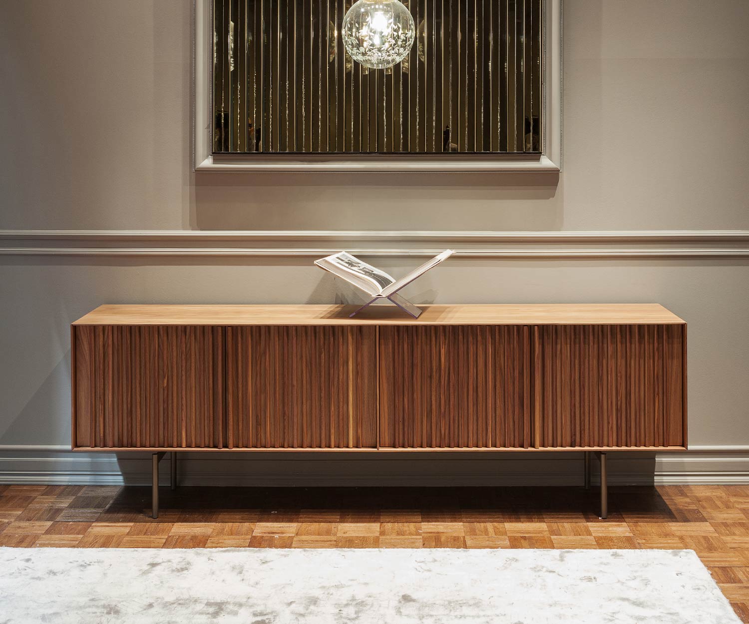 Exclusieve woonkamer design buffetkast op poten in walnoot met louvre deuren Exclusieve woonkamer design buffetkast op poten in walnoot met louvre deuren