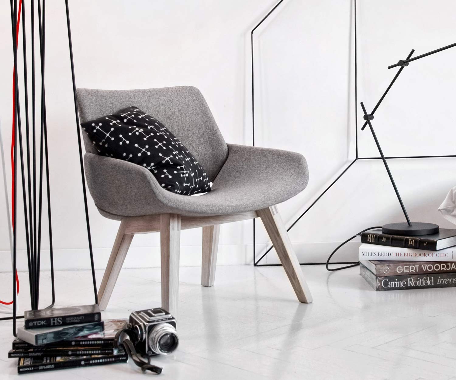 Hoogwaardige Prostoria Design fauteuil Monk met grijze stoffen bekleding Hoogwaardige Prostoria Design fauteuil Monk met grijze stoffen bekleding