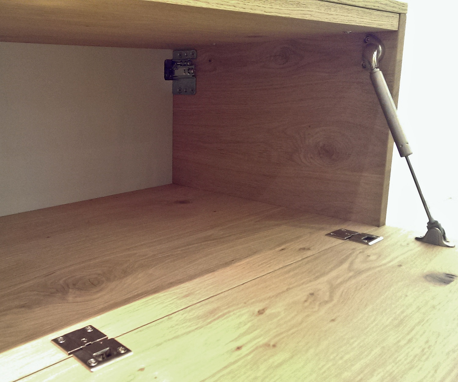 Modern Livitalia Design wandmeubel C14B in detail Ophanging en hydraulica Modern Livitalia Design wandmeubel C14B in detail Ophanging en hydraulica