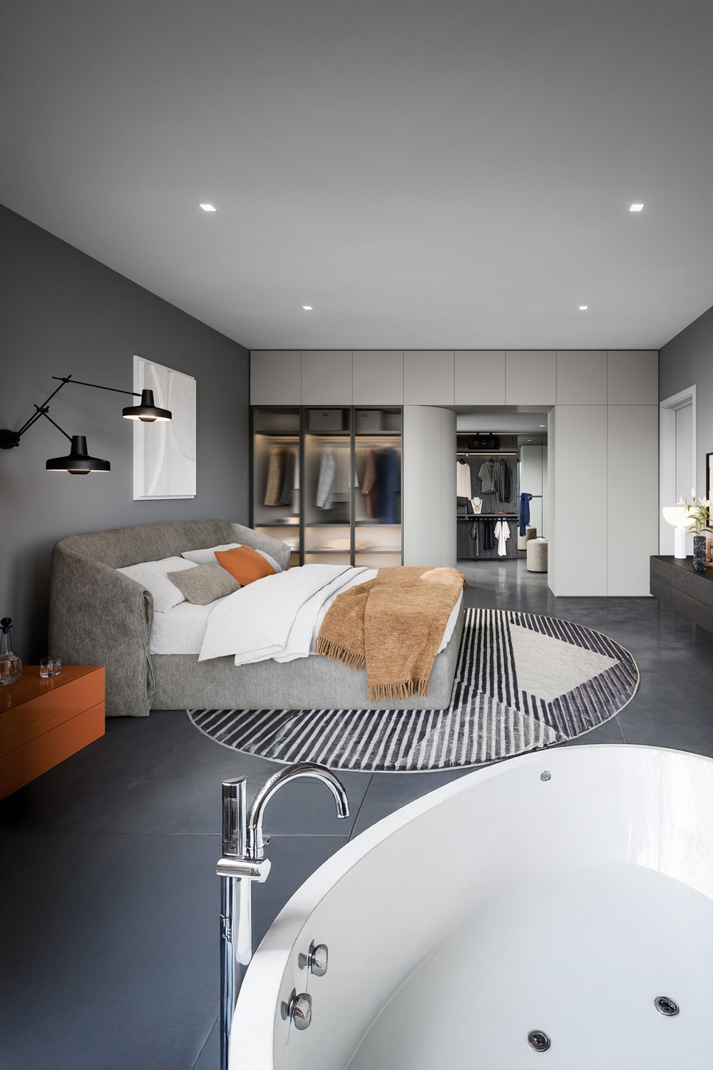 ruime-slaapkamer-met-opvallend-gestoffeerd-bed-extravagante-kasten-en-jacuzzi