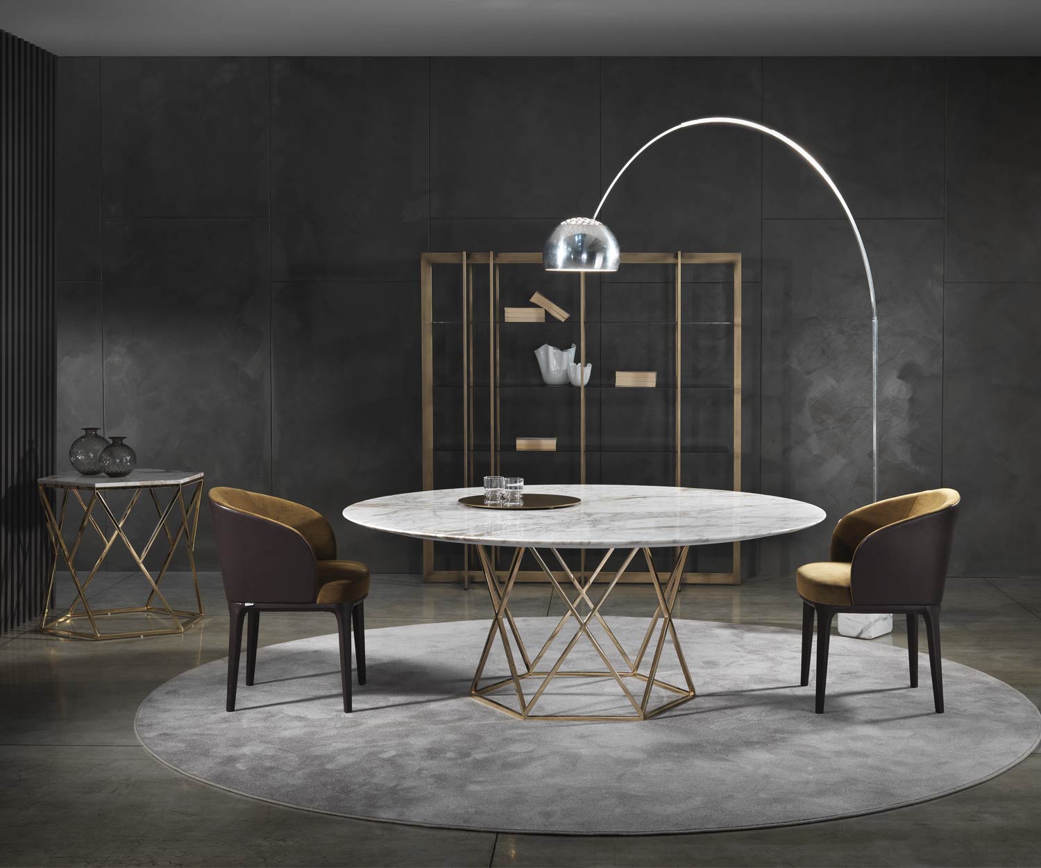 Exclusieve design eettafel marmer Tatlin ensemble opgesteld in de eetkamer Exclusieve design eettafel marmer Tatlin ensemble opgesteld in de eetkamer