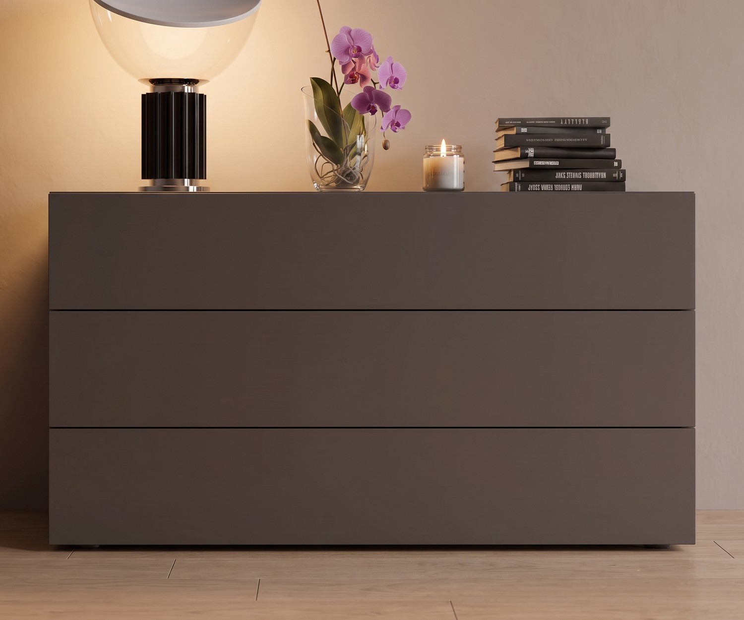 Novamobili Easy ladekast met 3 laden Ladekast voor de slaapkamer Easy met 3 laden in mat donkergrijs, minimalistisch design met tafellamp en orchidee.
