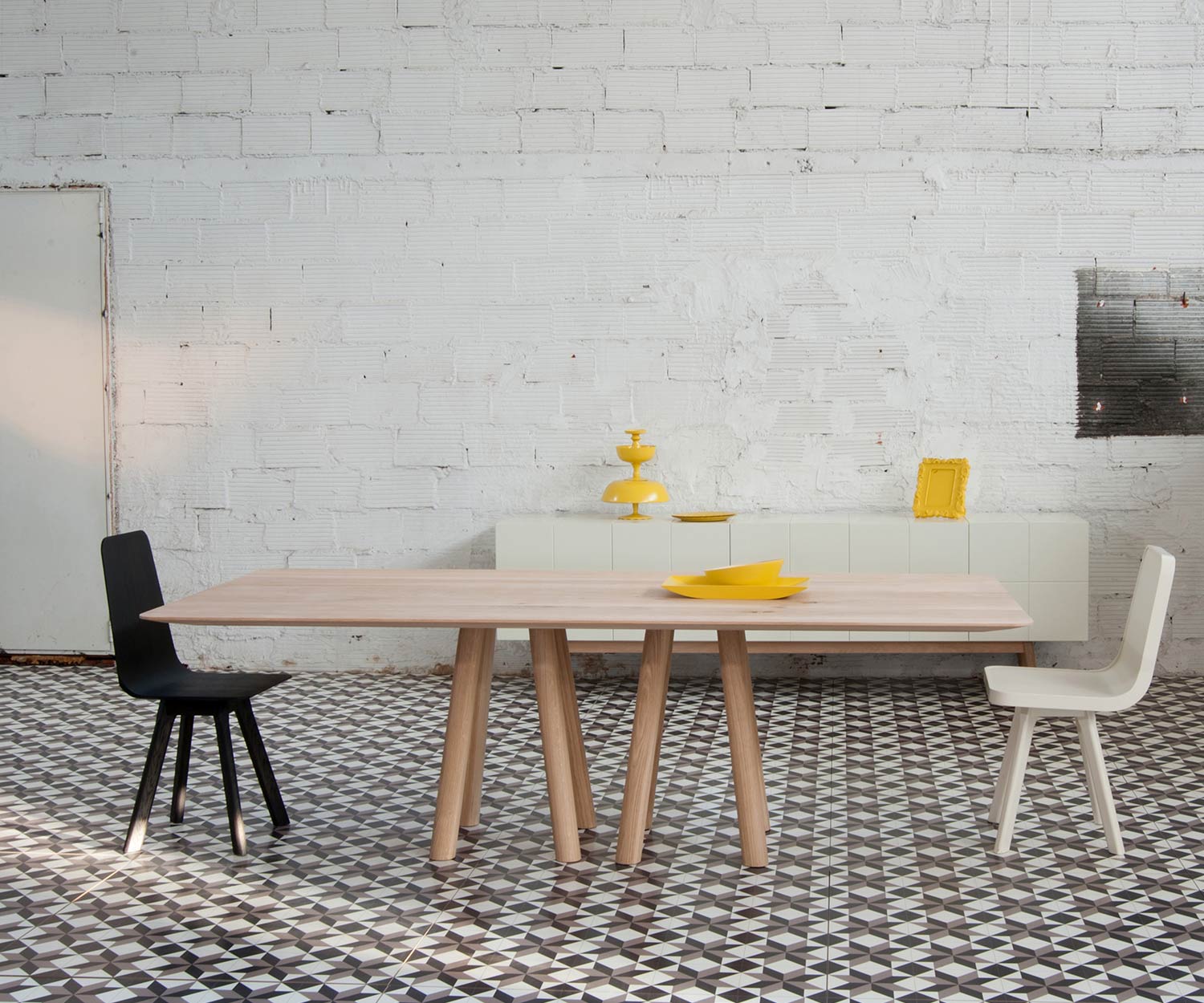 Hoogwaardige design eettafel in massief eiken met stoelen in de eetkamer Hoogwaardige design eettafel in massief eiken met stoelen in de eetkamer