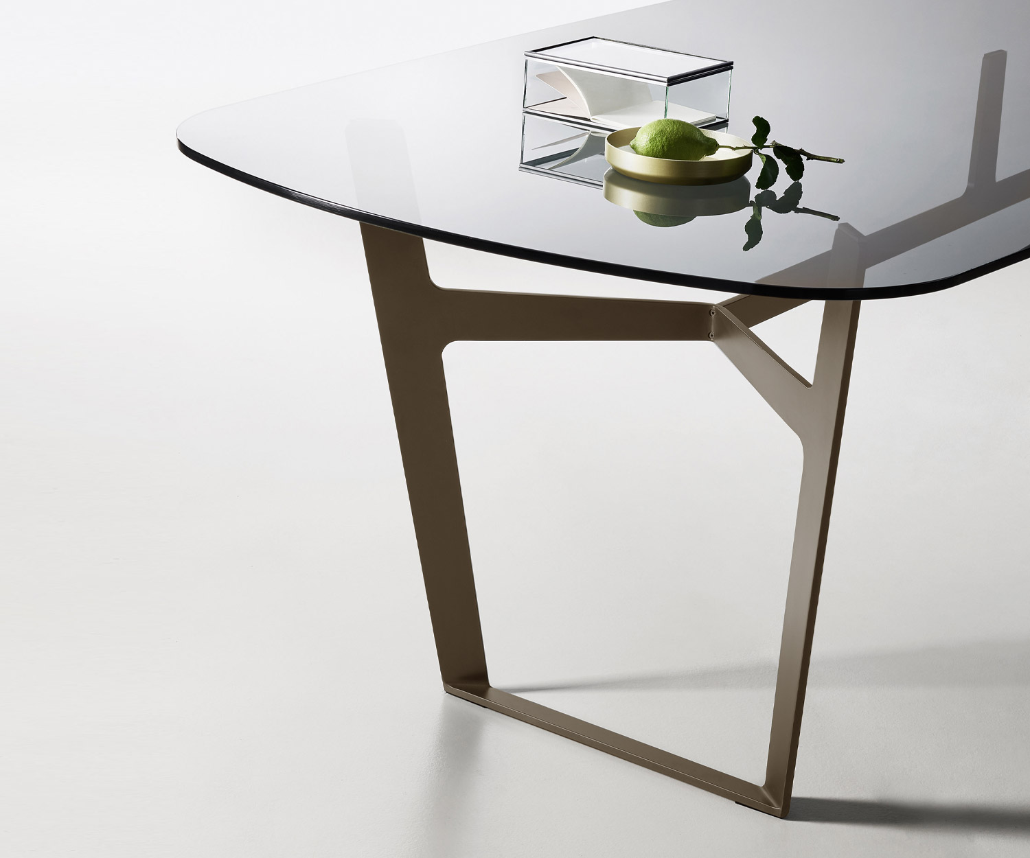 In detail Glazen tafelblad Metalen onderstel Obi Design eettafel Livitalia