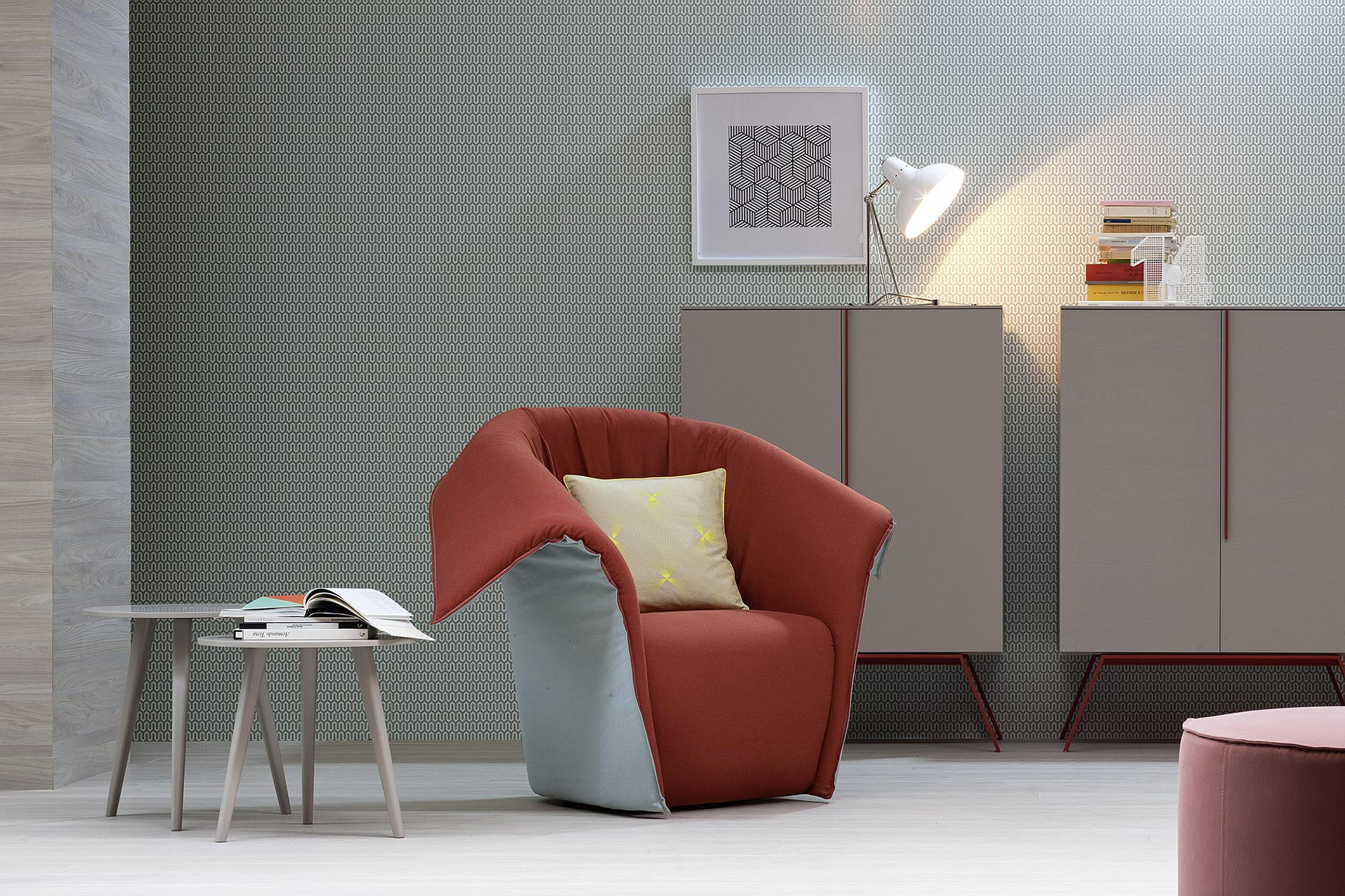 rode design fauteuil met konijnenoren