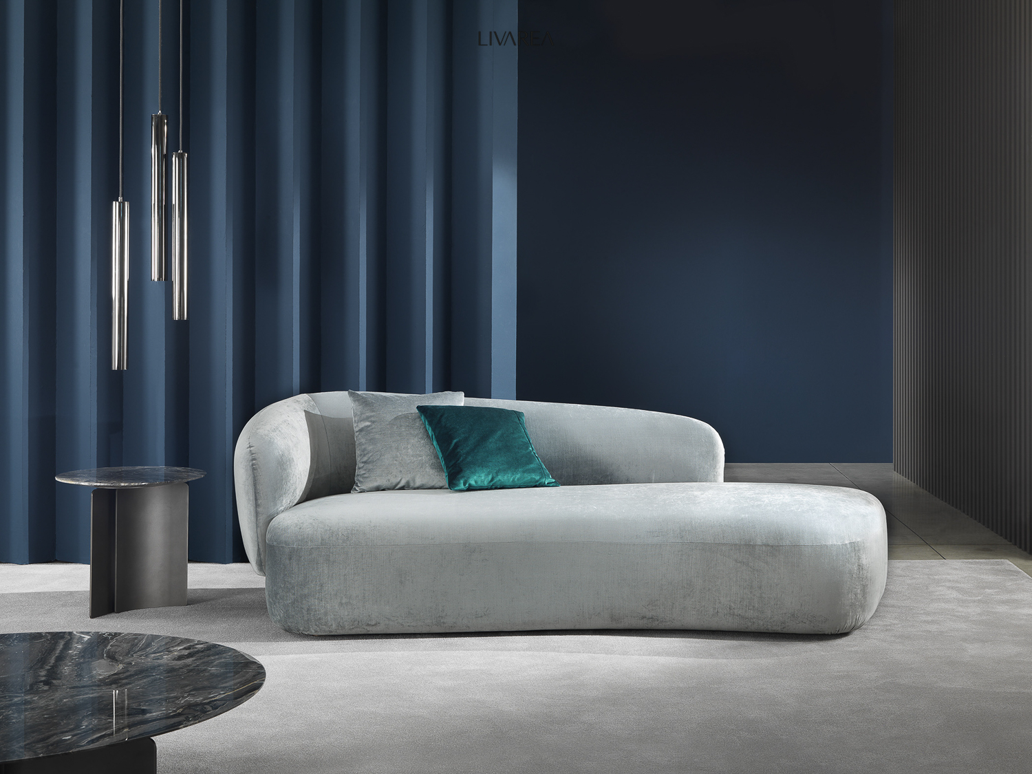 Elegante recamier sofa met fluwelen bekleding afgerond ontwerp gecombineerd met ronde marmeren bijzettafel Elegante recamier sofa met fluwelen bekleding afgerond ontwerp gecombineerd met ronde marmeren bijzettafel