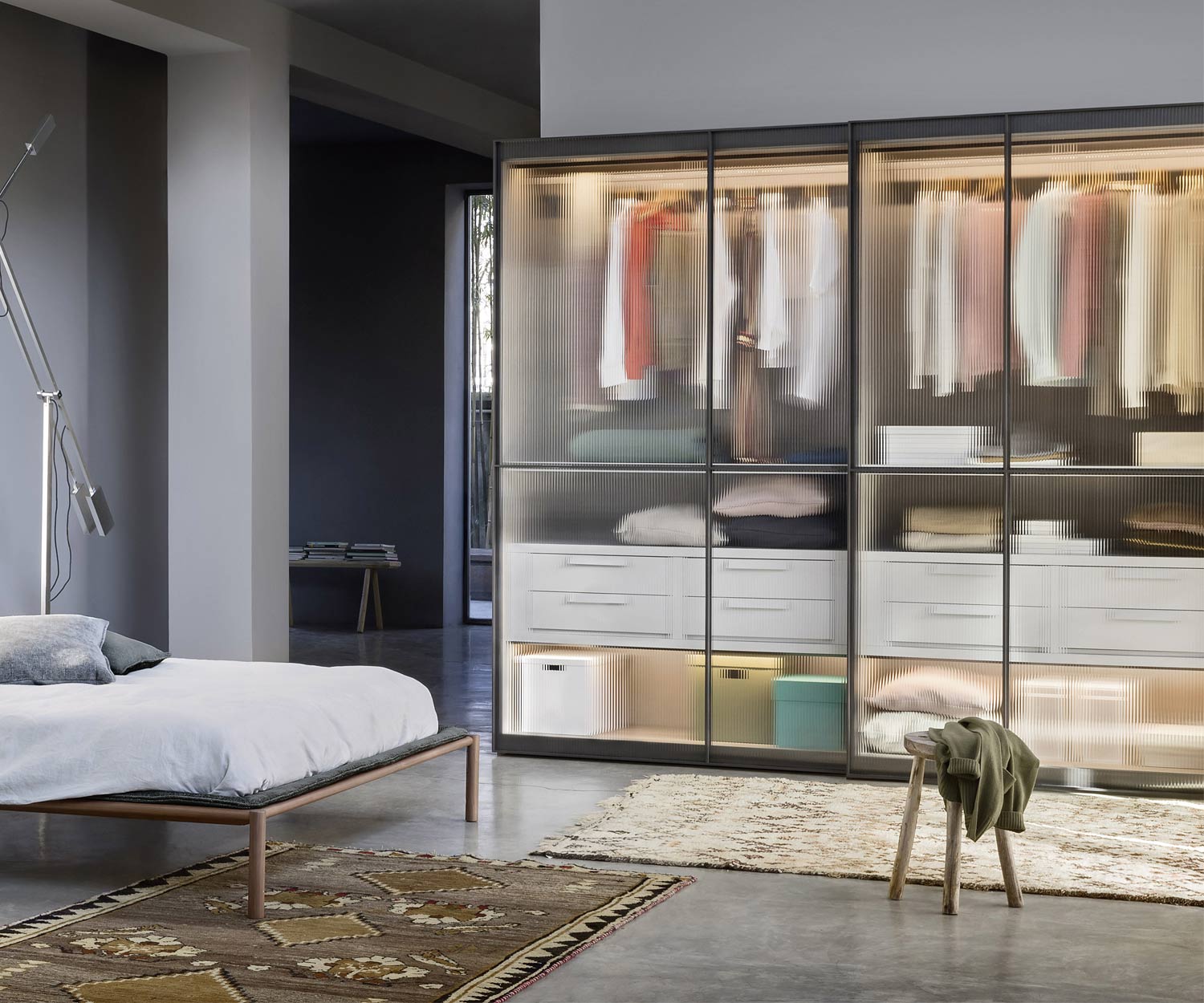 Novamobili Laag kledingkast met glazen schuifdeuren en LED Novamobili Laag kledingkast met glazen schuifdeuren en LED