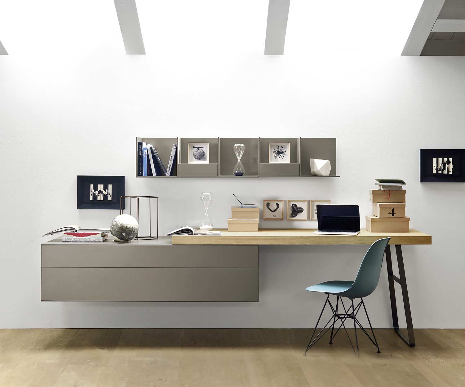 Livitalia Design wandplank met stoel omgebouwd tot bureau