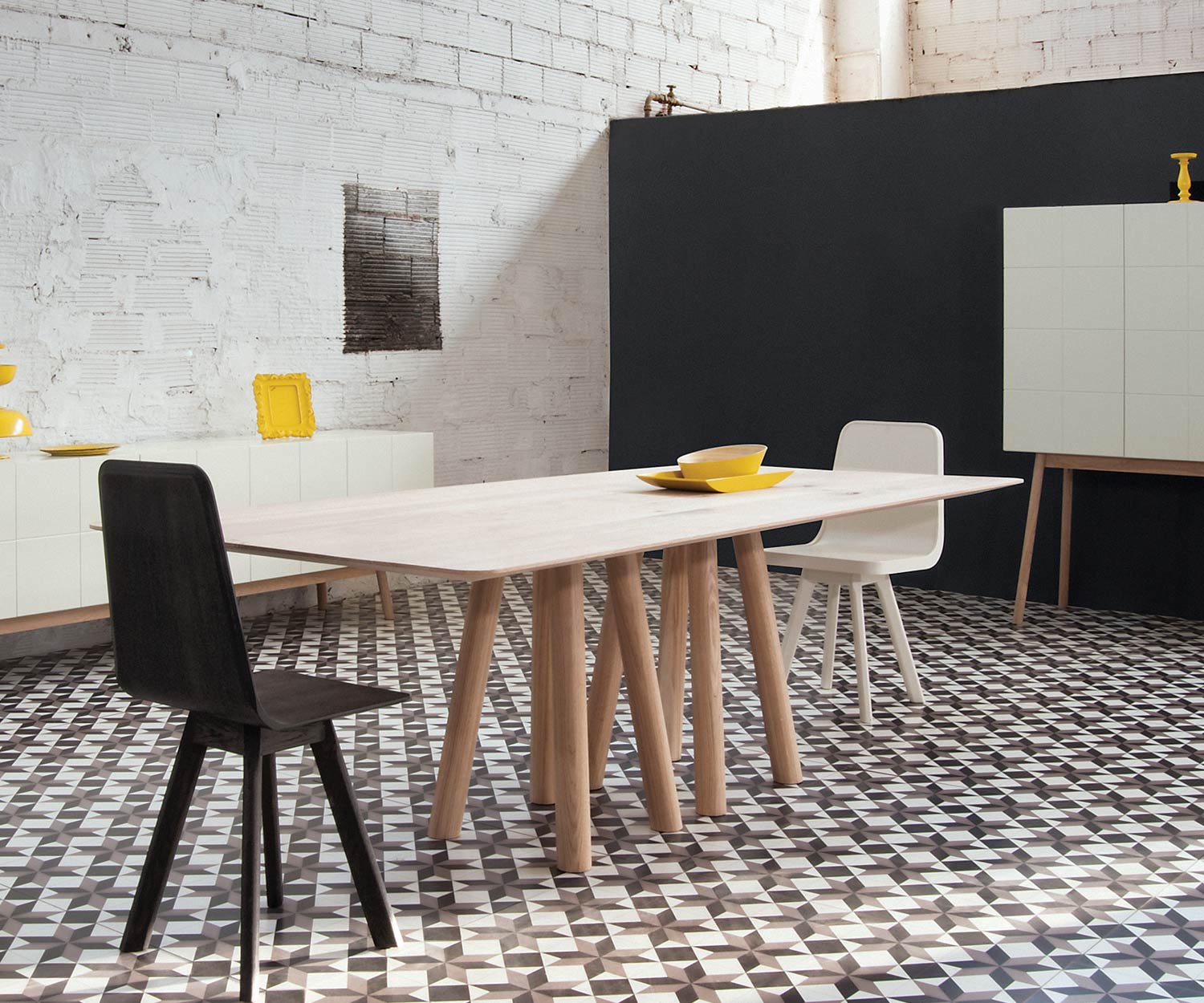 Moderne design eettafel in eiken zijaanzicht in de eetkamer Moderne design eettafel in eiken zijaanzicht in de eetkamer