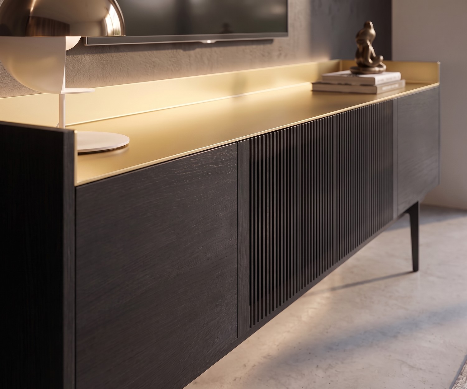 Punt Stockholm TV-lowboard van donker hout met gouden aluminium top in een modern interieur.