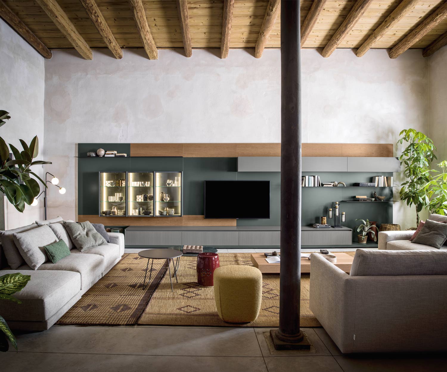 Sofa Designer salontafel Novamobili Orbis tussen twee bankgroepen Sofa Designer salontafel Novamobili Orbis tussen twee bankgroepen