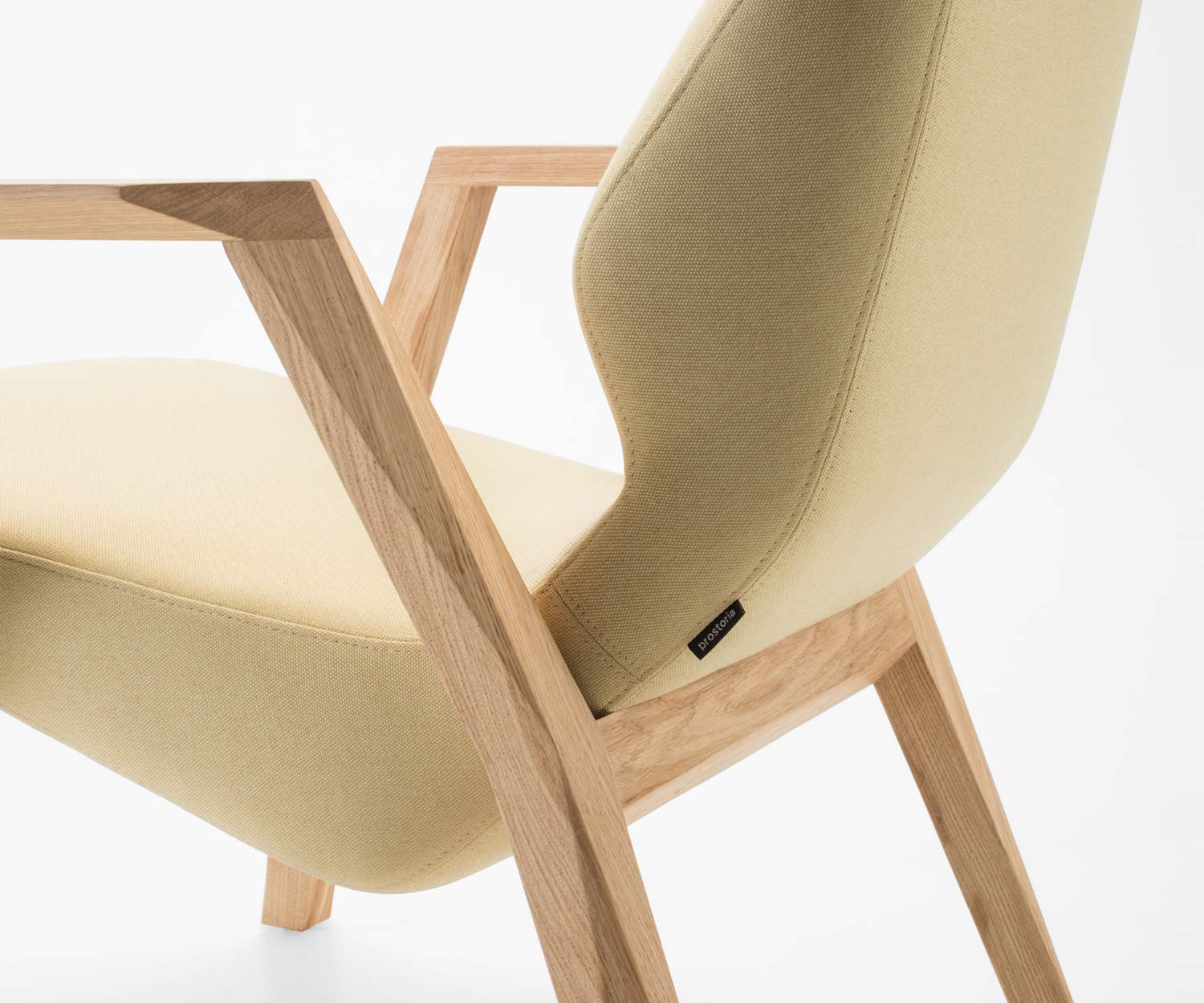 Hoogwaardige Prostoria Design fauteuil Oblique in detail Armleggerhoes