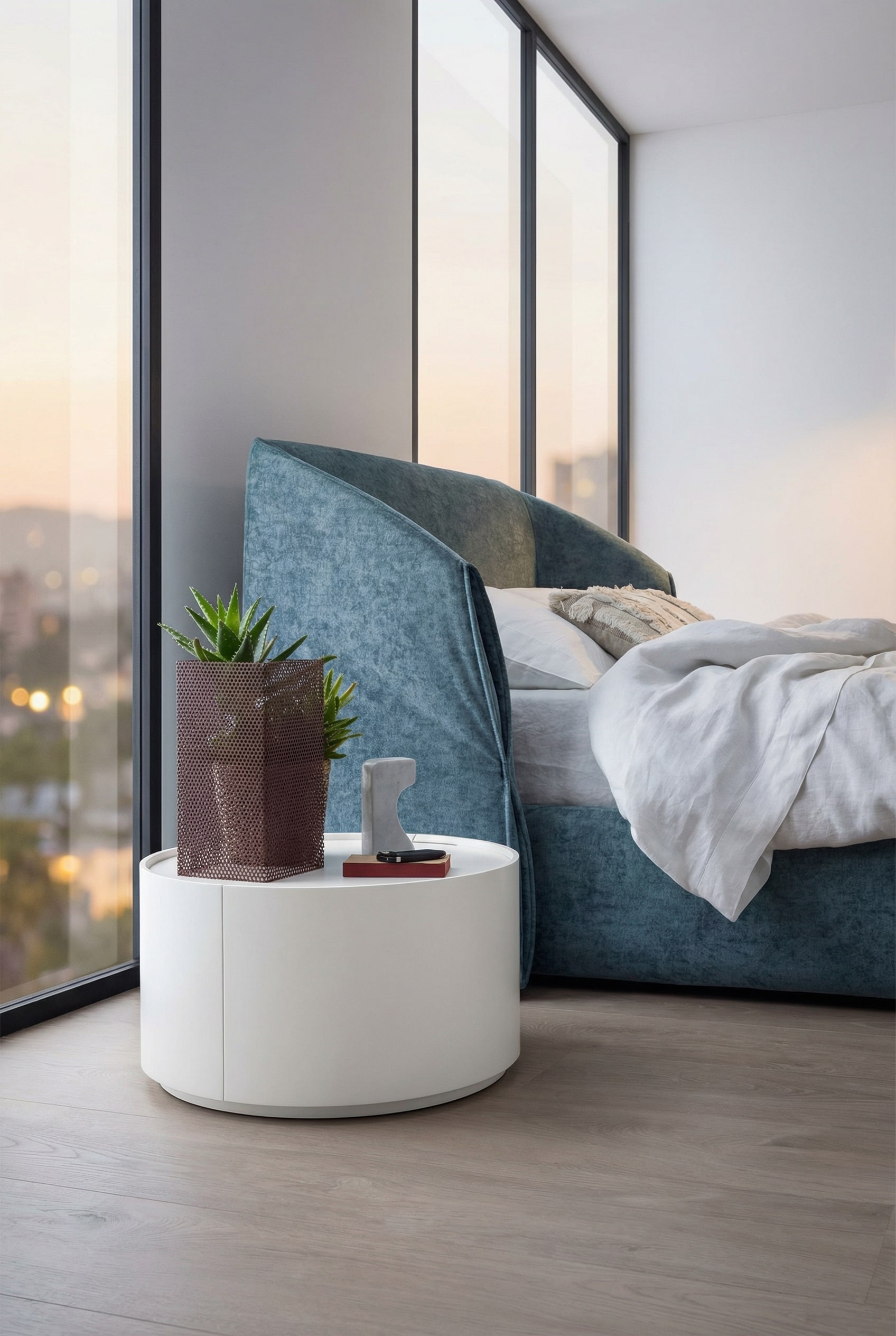 Cilindrische Novamobili bijzettafel Allout in wit naast een modern bed Cilindrische Novamobili bijzettafel Allout in wit naast een modern bed