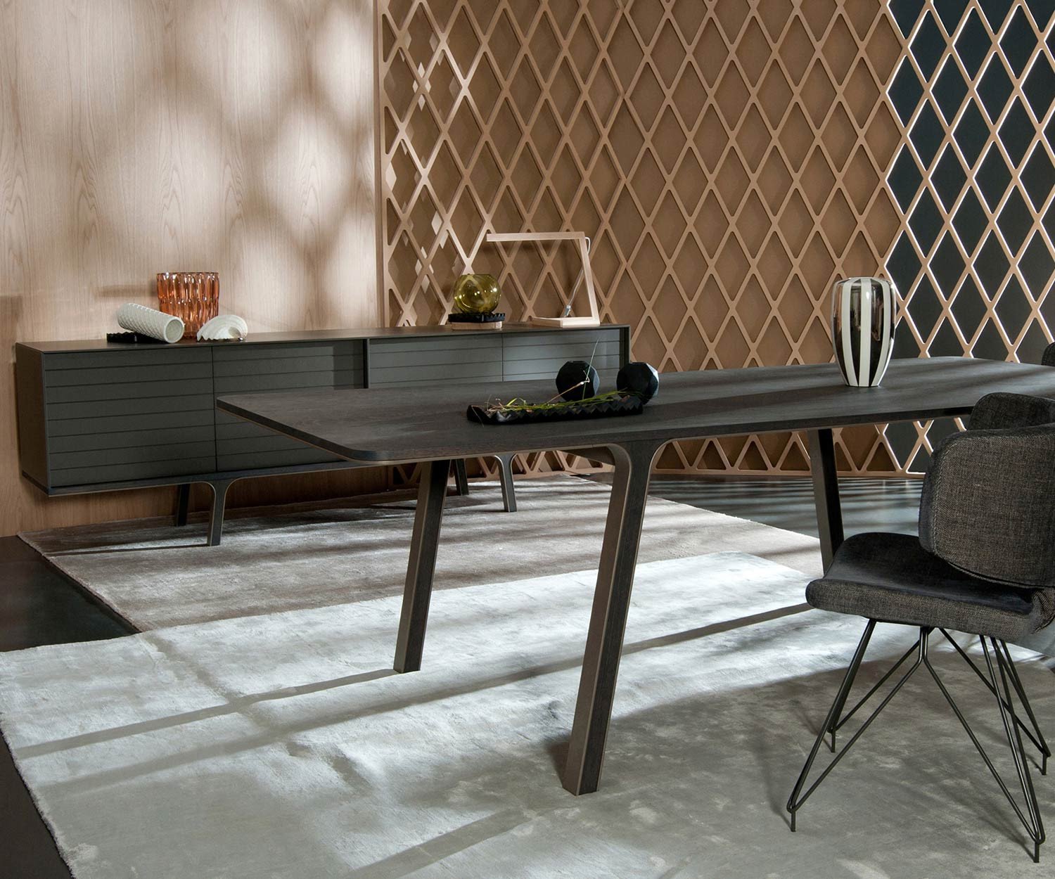 al2 Mobius 002 design dressoir opgesteld in de eetkamer al2 Mobius 002 design dressoir opgesteld in de eetkamer