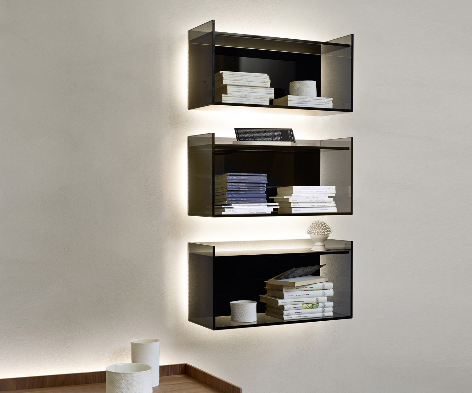 Moderne Livitalia Designer glazen wandplank, drie hoog opgehangen met LED-verlichting Moderne Livitalia Designer glazen wandplank, drie hoog opgehangen met LED-verlichting