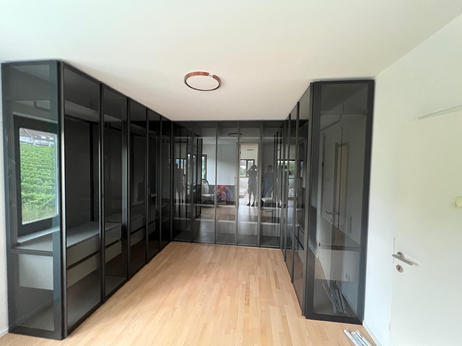 Perry-Kleiderschrank-Glastueren-Ankleide-Beleuchtung-aus