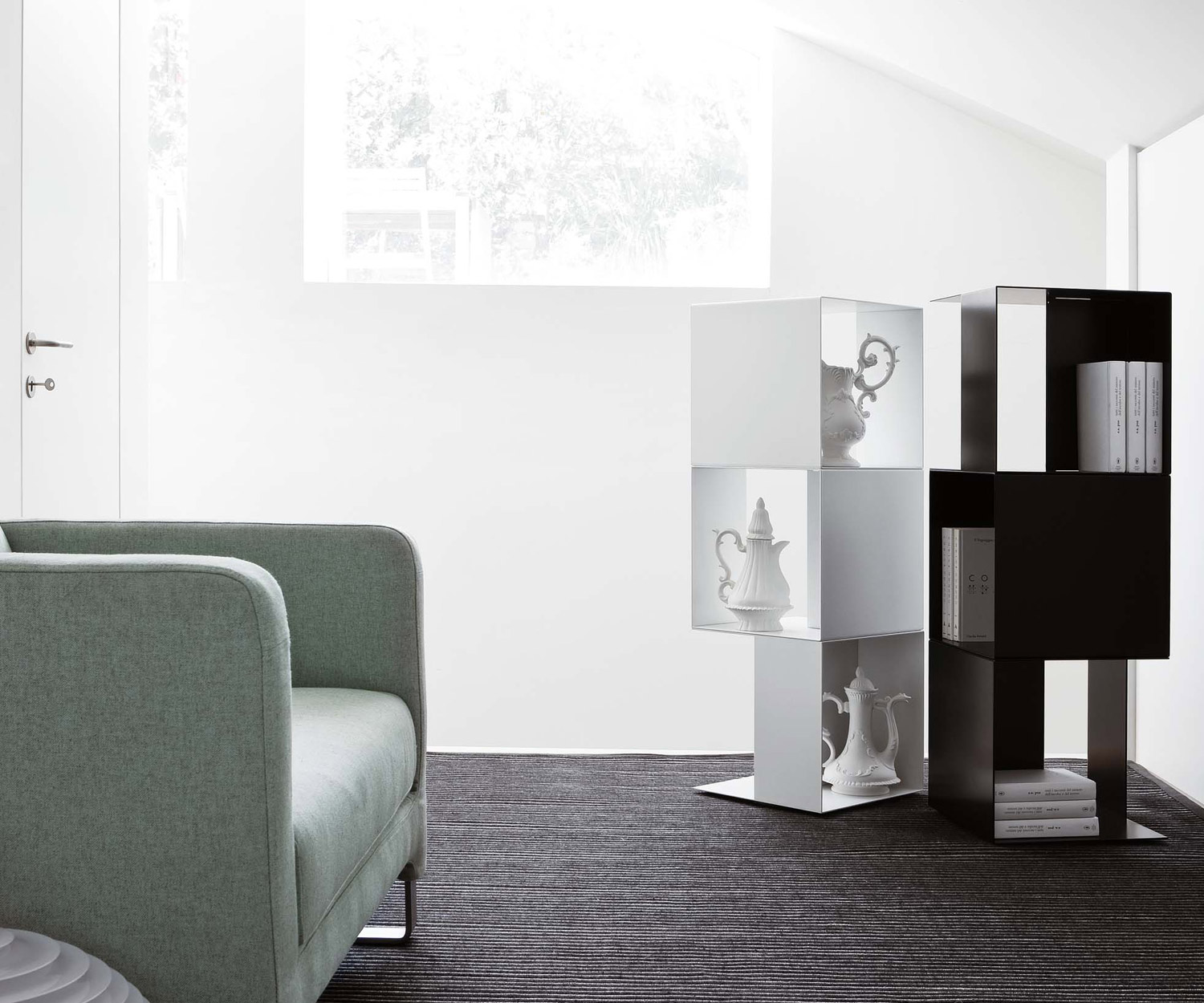 Novamobili Freebook wit met zwarte rekken in de showroom Novamobili Freebook wit met zwarte rekken in de showroom