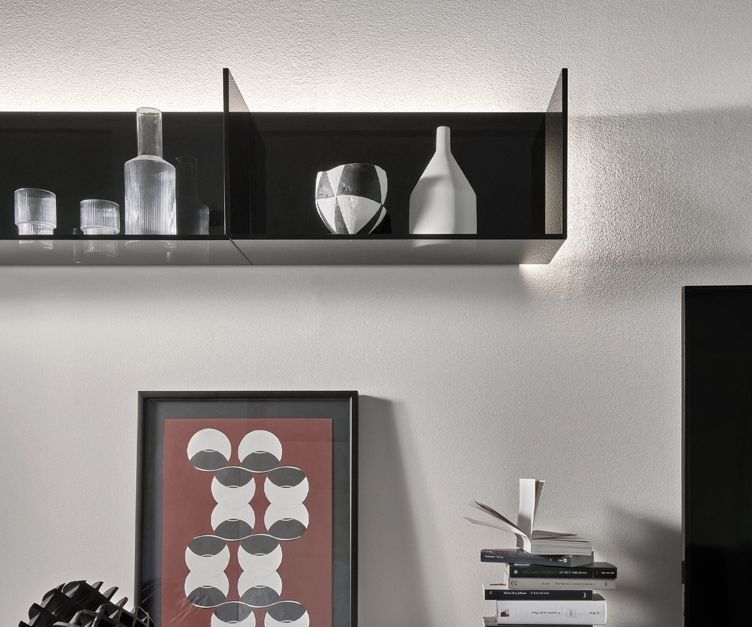 Hoogwaardige glazen design wandplank van Livitalia met LED-achtergrondverlichting Hoogwaardige glazen design wandplank van Livitalia met LED-achtergrondverlichting