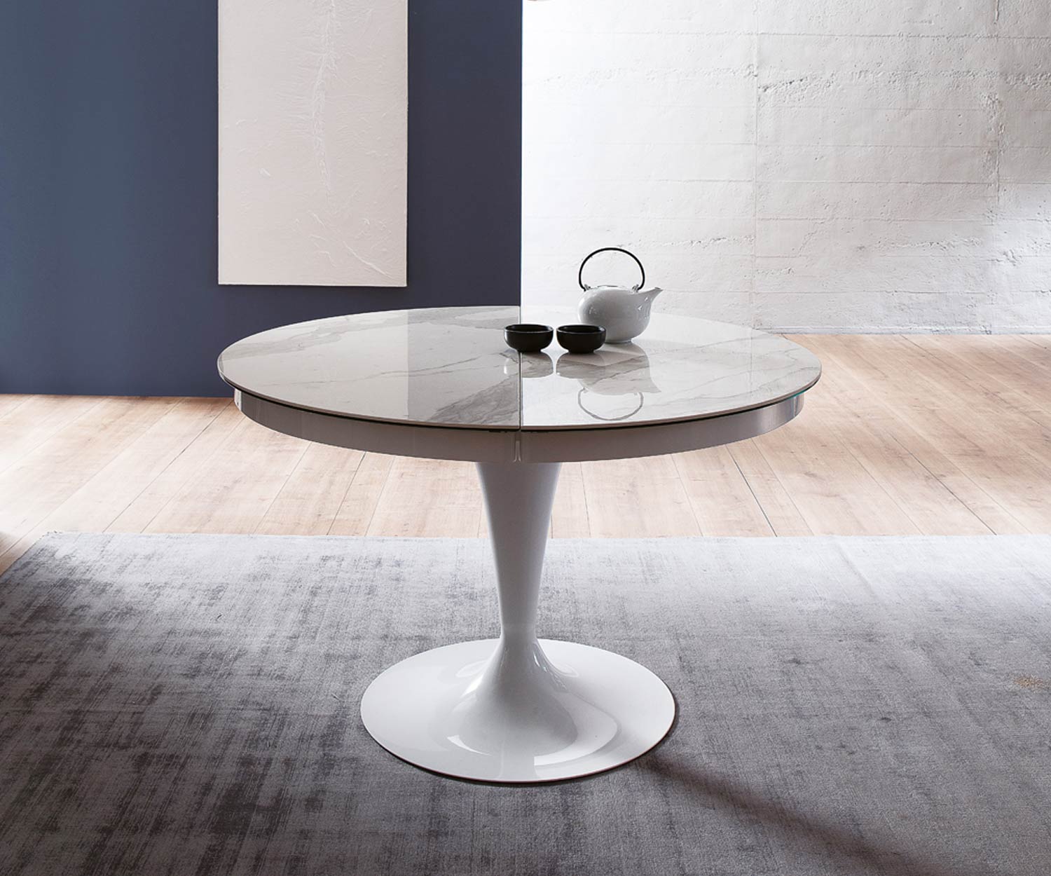Ronde Eclipse tafel Ozzio met marmeren Calacatta glazen tafelblad in de woonkamer Ronde Eclipse tafel Ozzio met marmeren Calacatta glazen tafelblad in de woonkamer