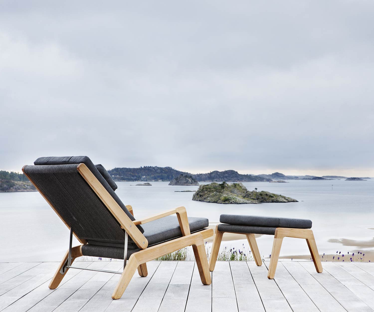 Oasiq Skagen design ligstoel van teakhout met grijze touwbekleding en krukje