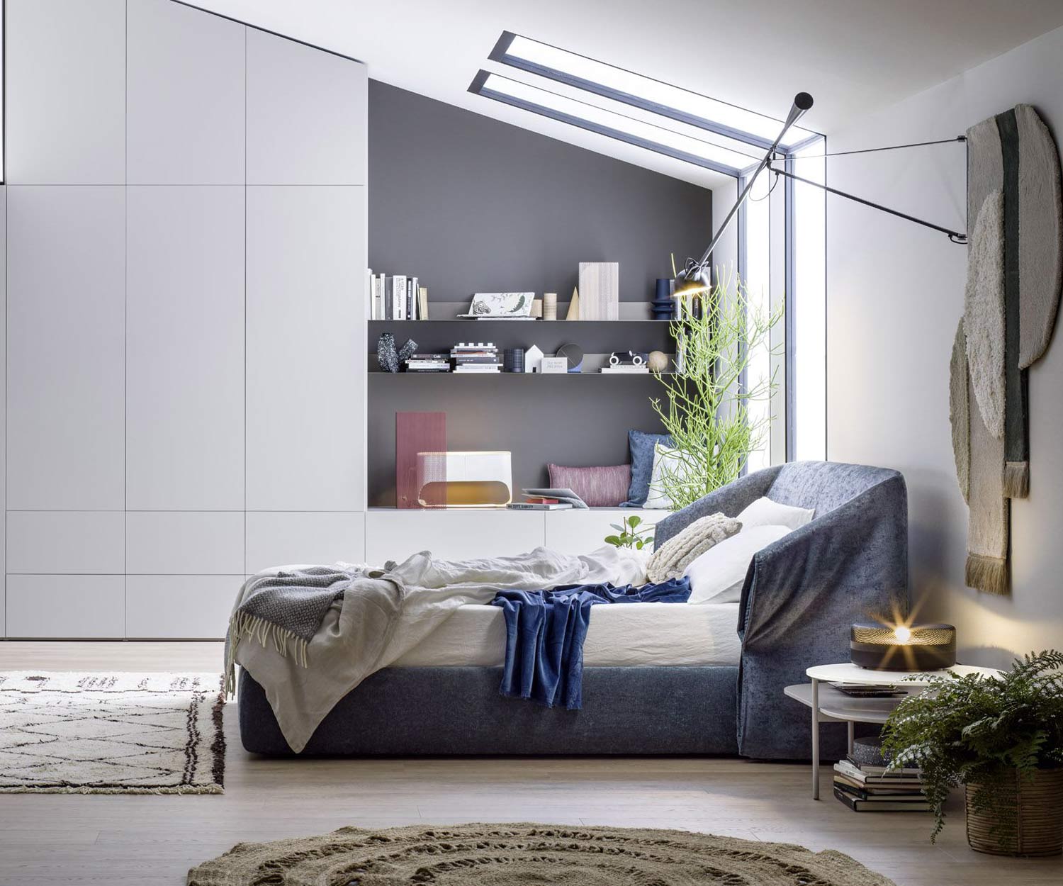 Modern Novamobili design gestoffeerd bed gezien vanaf de zijkant Modern Novamobili design gestoffeerd bed gezien vanaf de zijkant