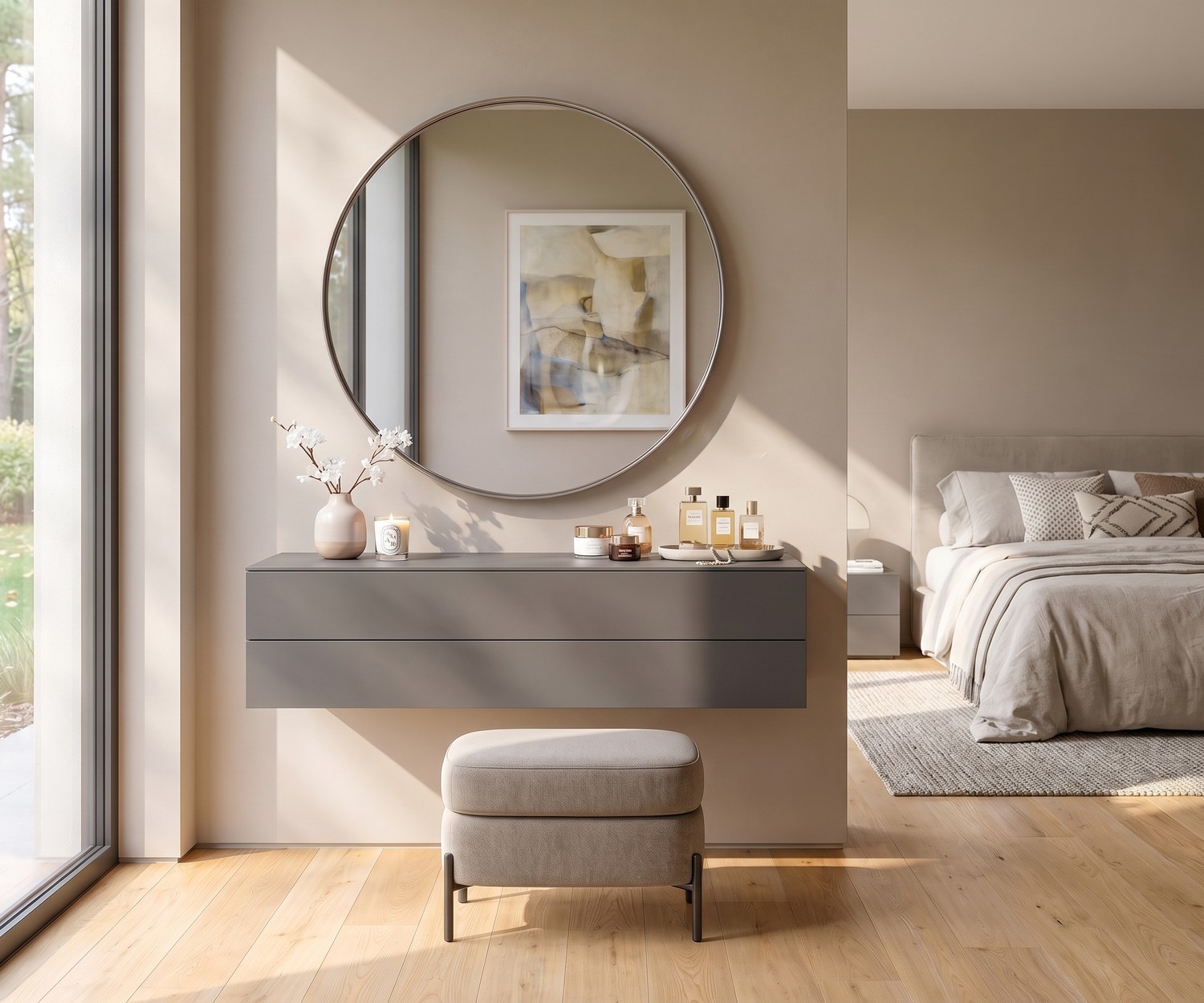 Novamobili Easy zwevende commode met 2 lades Zwevende commode Easy van Novamobili met 2 lades in een moderne slaapkamer, grijs gelakt met ronde spiegel en poef.