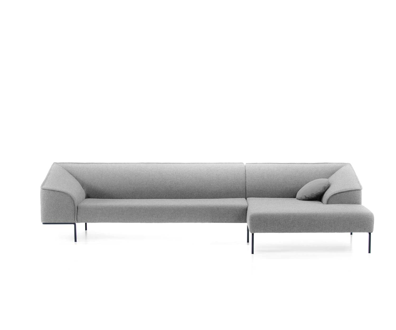 Prostoria Naad in lichtgrijs als hoekbank met chaise longue rechts Prostoria Naad in lichtgrijs als hoekbank met chaise longue rechts