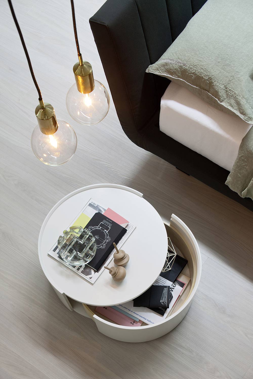 Rond design nachtkastje met lade Rond design nachtkastje met lade