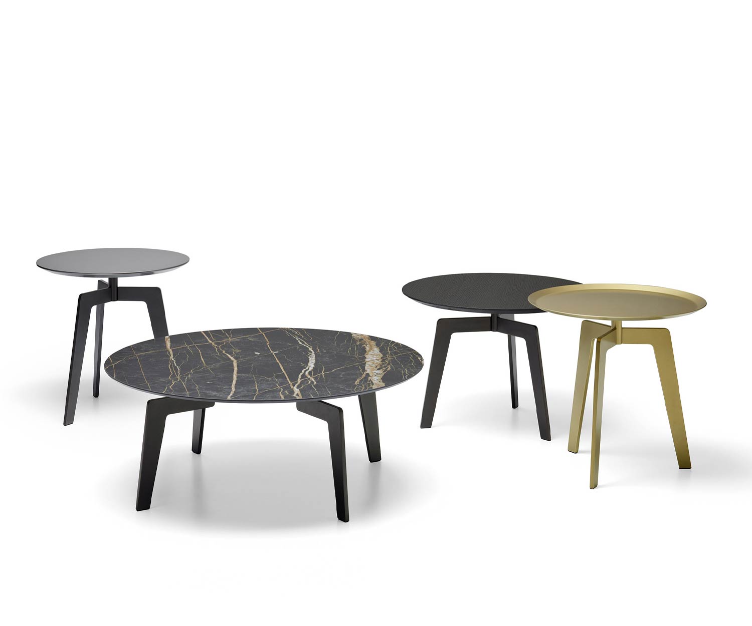 Ensemble van Lotus bijzettafels gelakt en met 3 of 4 poten Ensemble van Lotus bijzettafels gelakt en met 3 of 4 poten