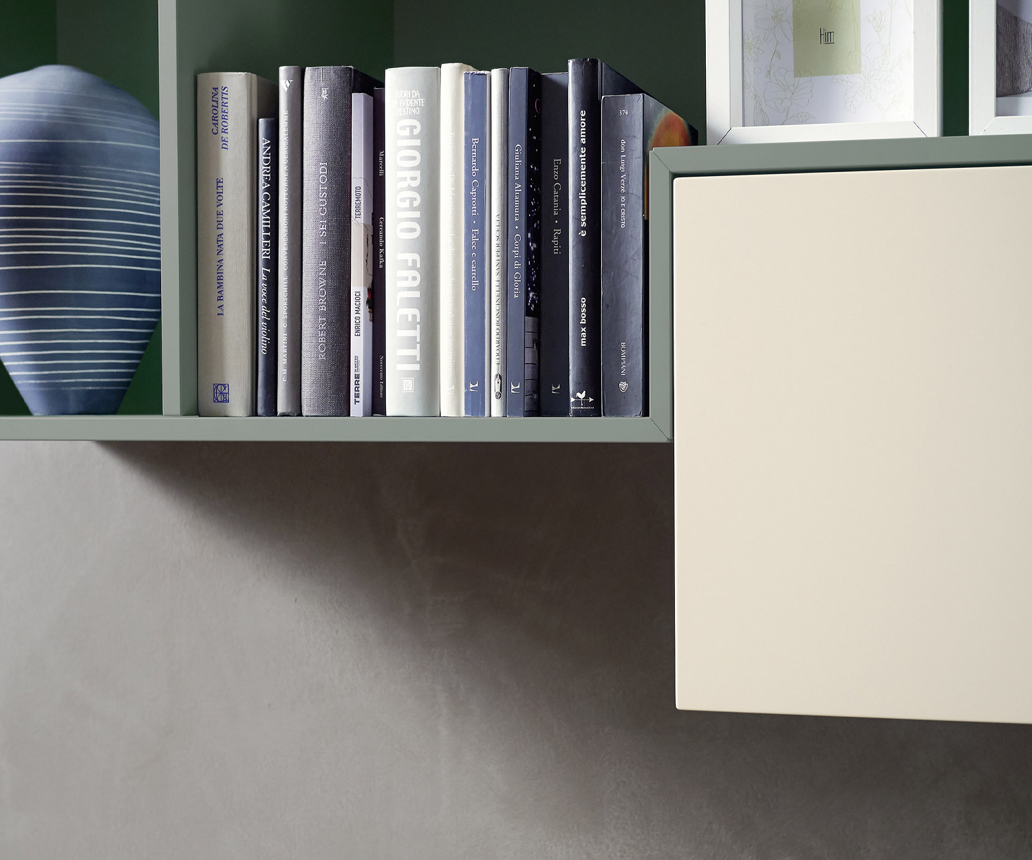 Gedetailleerd wandmeubel in Tetris-design van hoge kwaliteit met vakken voor boeken Gedetailleerd wandmeubel in Tetris-design van hoge kwaliteit met vakken voor boeken