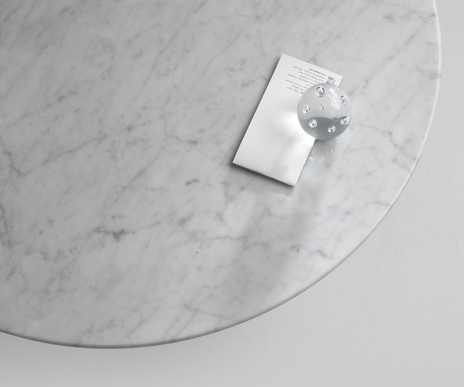 Carrara marmeren salontafel Break rond in detail Tafelblad Carrara marmeren salontafel Break rond in detail Tafelblad